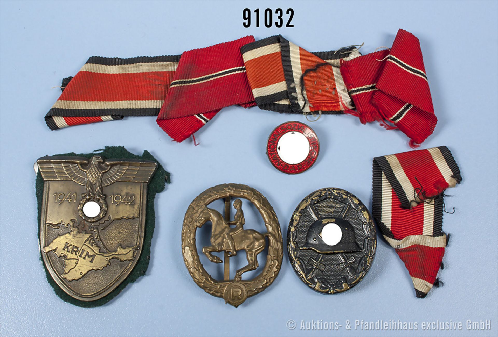 Konv. Krimschild, Eisenausf., komplett mit 4 Splinten, Gegenplatte und Resten des Heeresstoffes, VWA