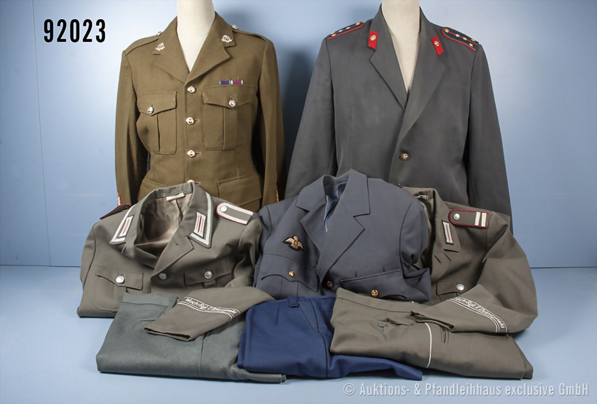Konv. Militär-Uniformen, International, NK, 12 Uniformjacken und 3 Hosen, u. a. DDR NVA 2 x "
