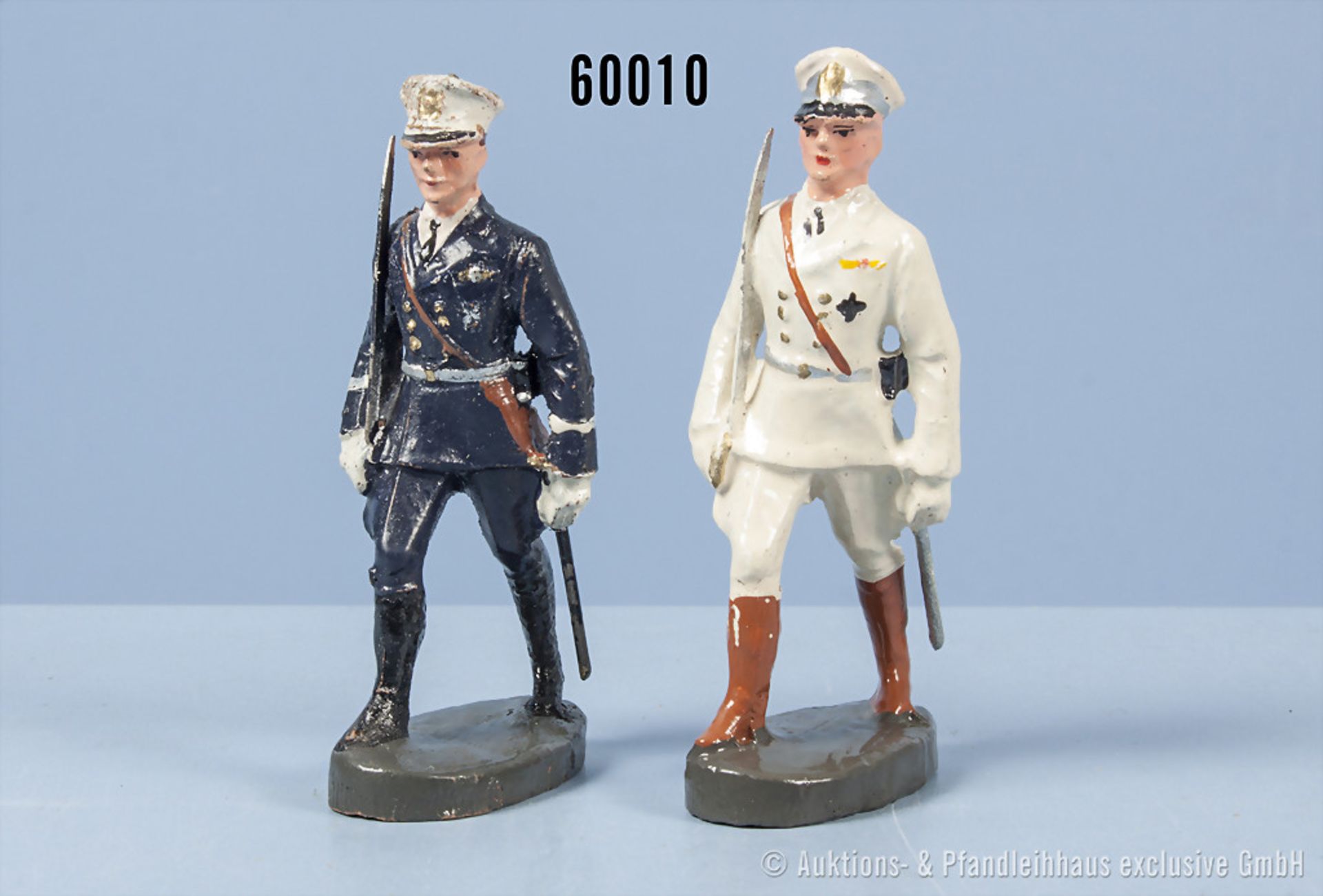 Konv. 2 Elastolin Marine-Offiziere im Marsch in dunkelblauer und weißer Uniform, h. M., 7 cm
