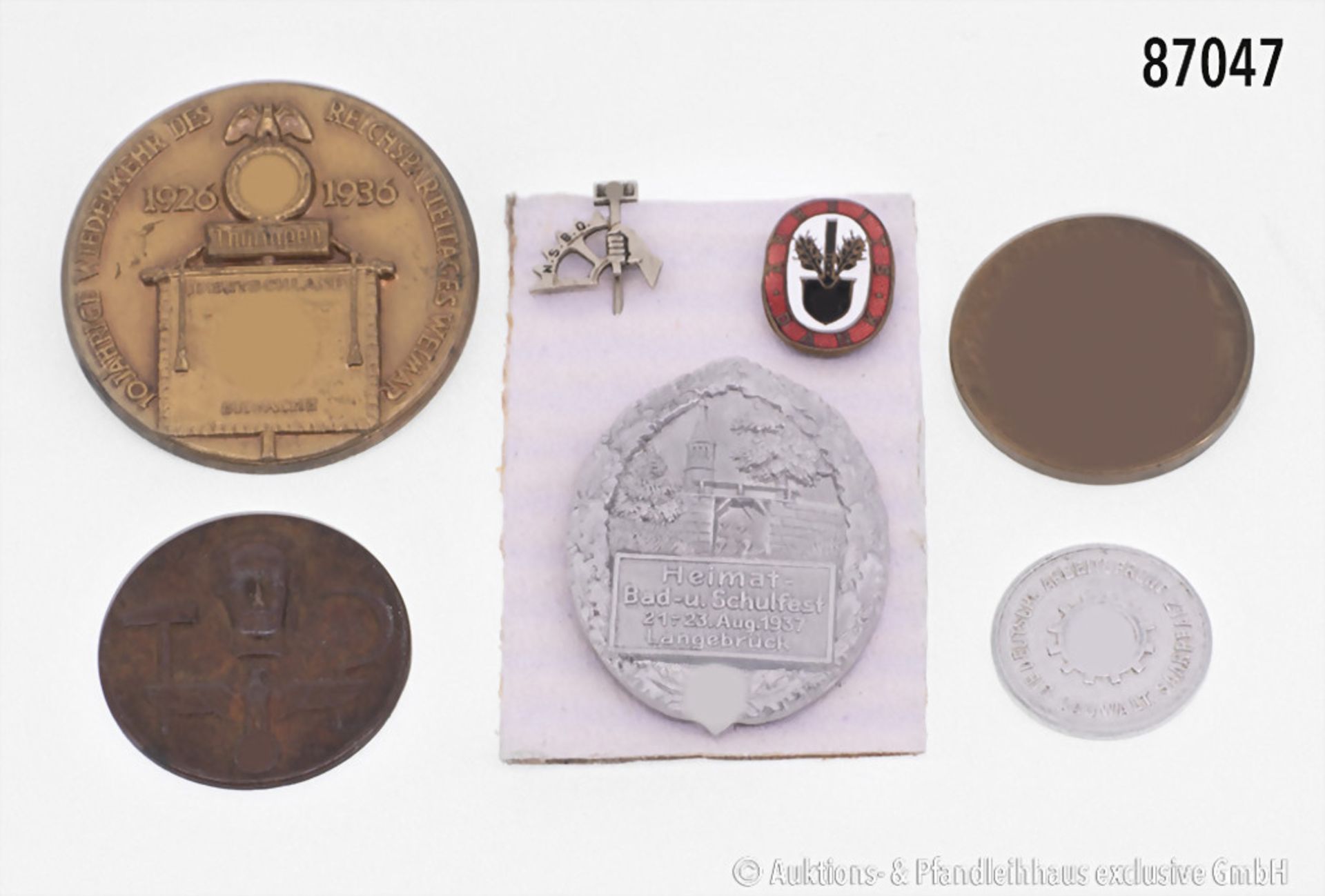 Drittes Reich, Konv. von 7 verschiedenen Abzeichen und Medaillen: Kampf-Schatz Spende der NSDAP