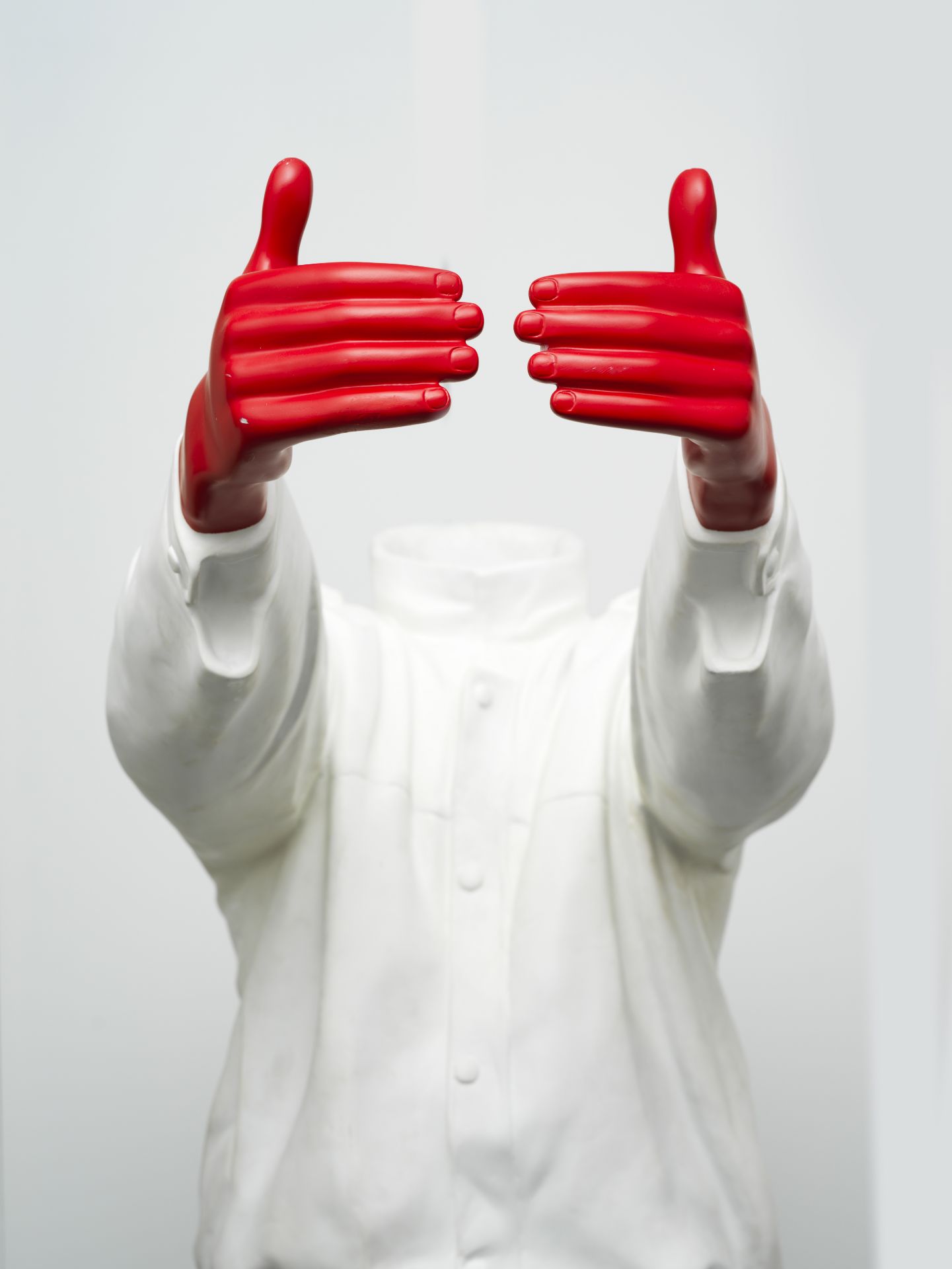 Liu BOLIN (1973) - Red Hand, 2008 - Fibre de verre et argile signée et numérotée [...] - Bild 2 aus 2