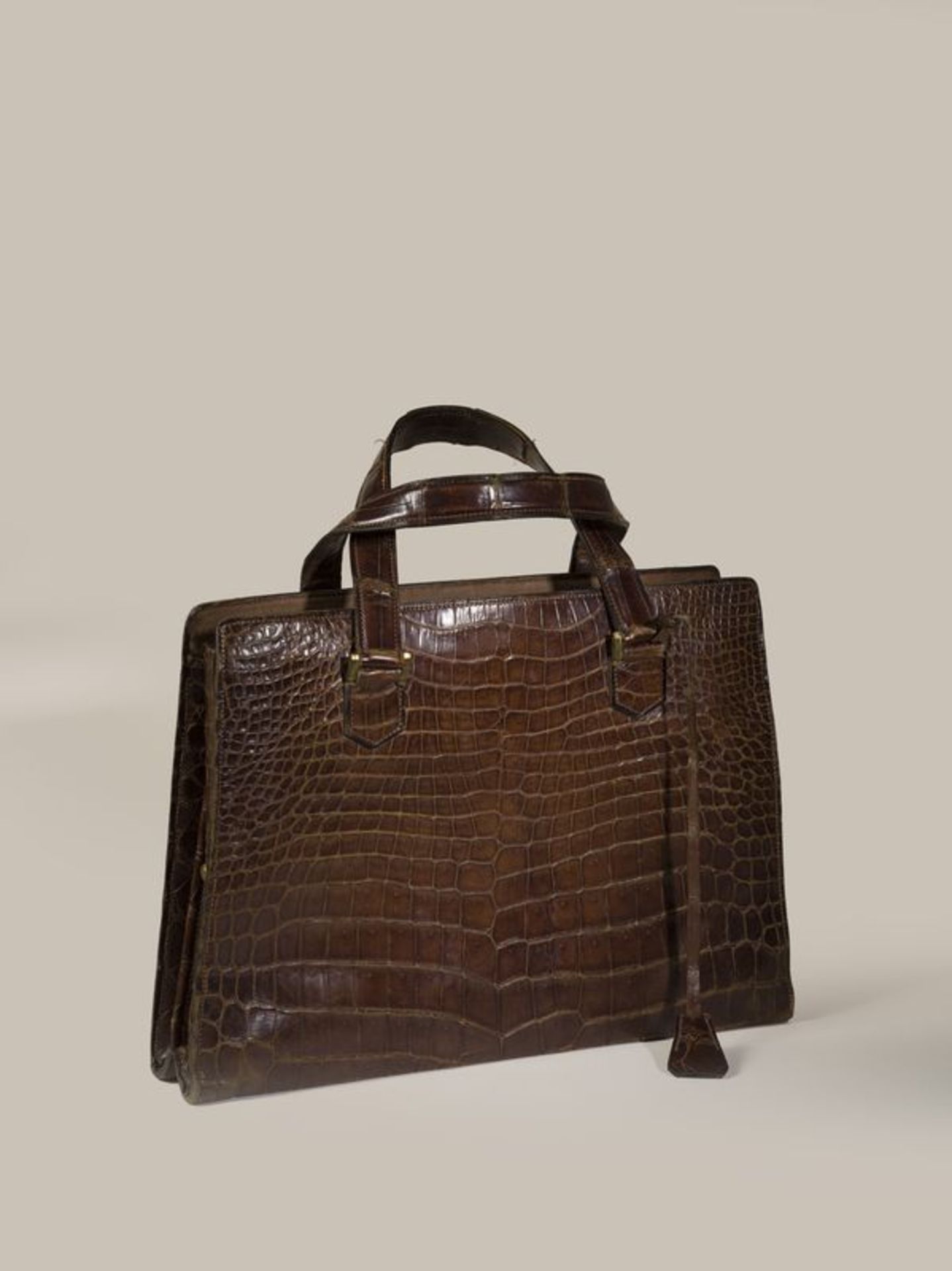 HERMES, Paris - 24 fbg st Haonore - Sac Pullman en crocodile marron - Doublure en [...]