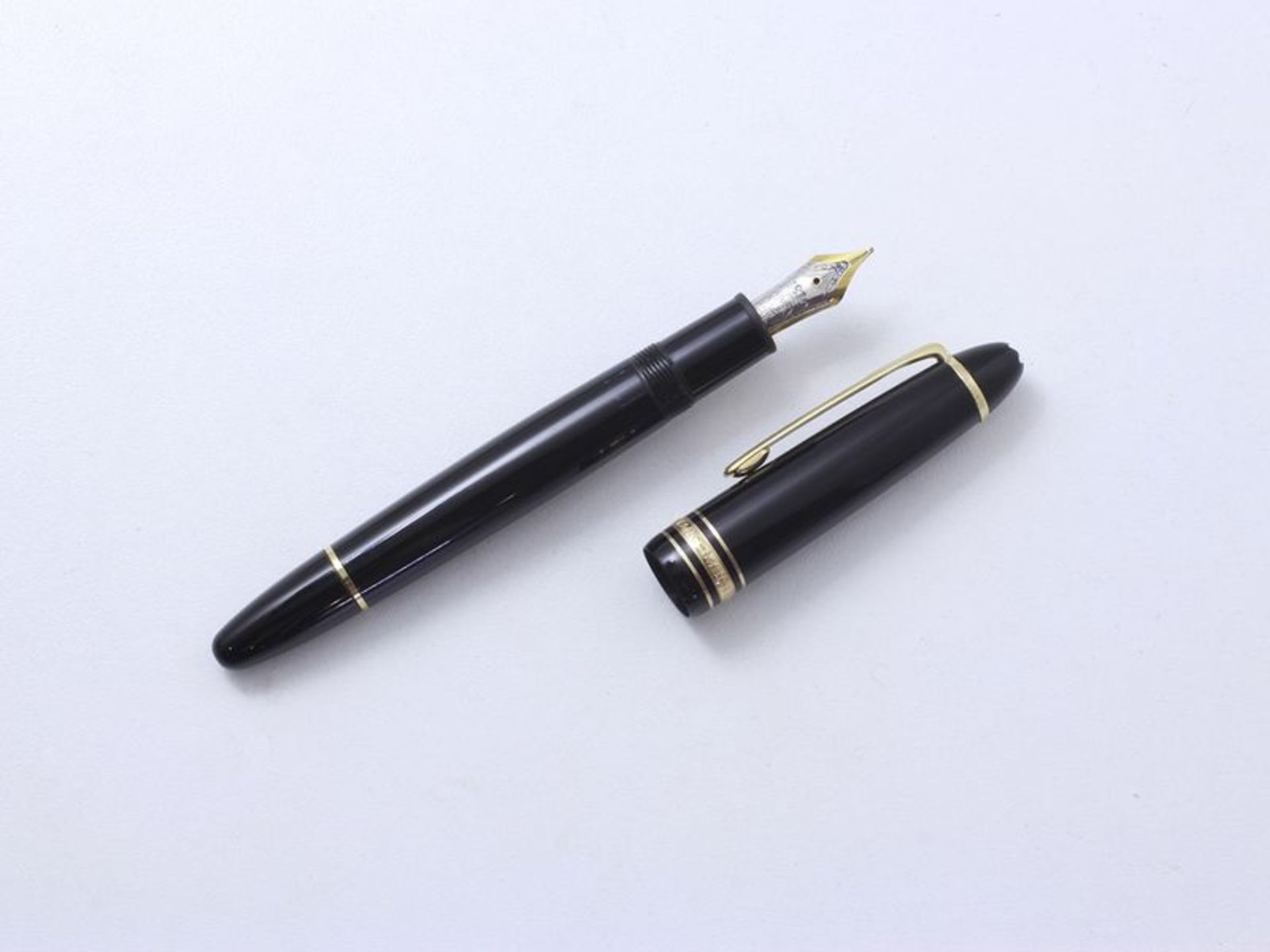 MONTBLANC ''MEISTERSTÜCK'' Stylo plume en résine noire, l'agrafe et les anneaux en [...] - Bild 3 aus 3