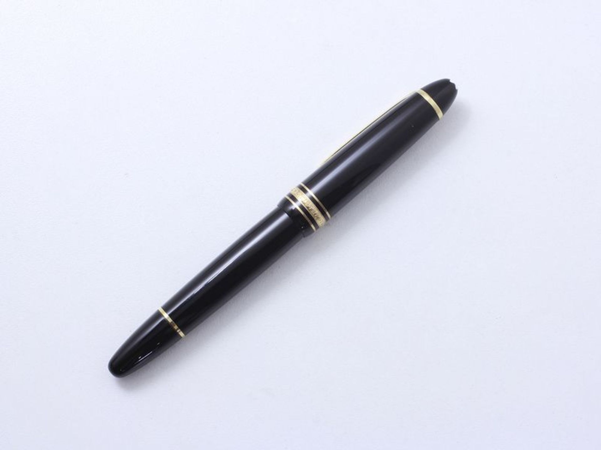 MONTBLANC ''MEISTERSTÜCK'' Stylo plume en résine noire, l'agrafe et les anneaux en [...] - Bild 2 aus 3