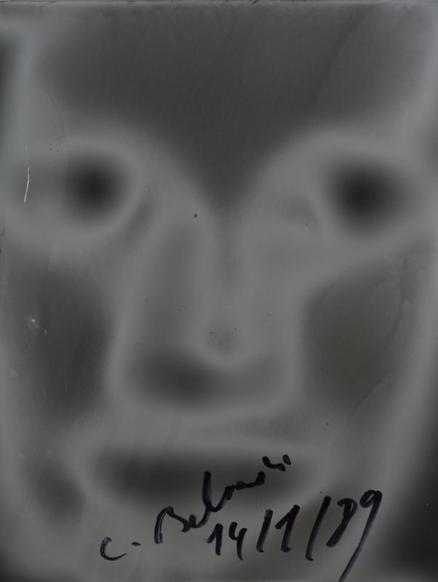 Christian BOLTANSKI (1944) - Visage solarisé - Photo signée et datée - 15 x 20 cm [...]