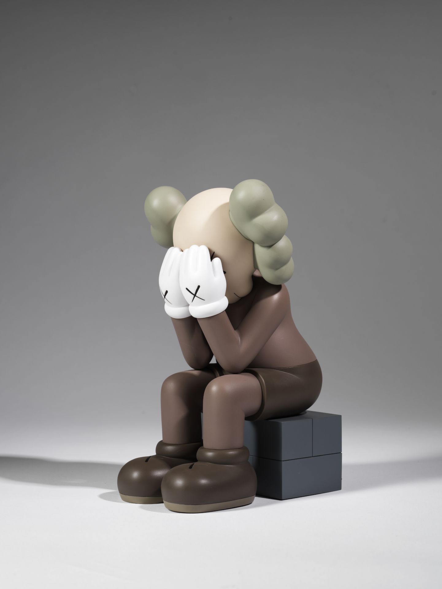 KAWS ( 974) - Passing Through (Brown), 2018 - Figurine en vinyle peint - Avec sa [...]