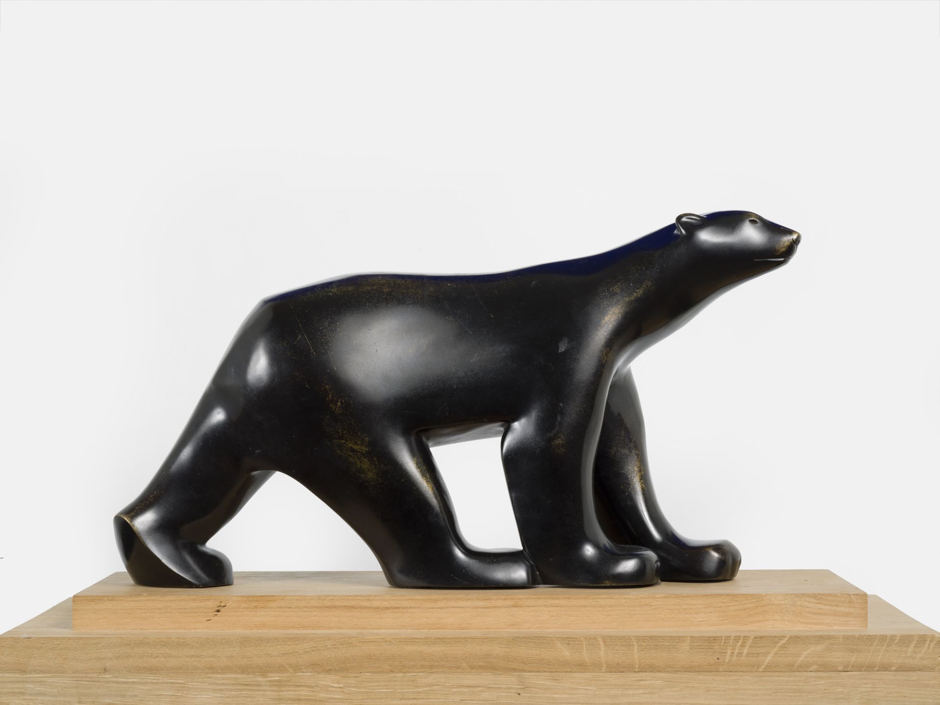 François POMPON (1874-1931) - Ours blanc, 1927 - Bronze patine noire nuancée d'or - [...] - Bild 3 aus 3