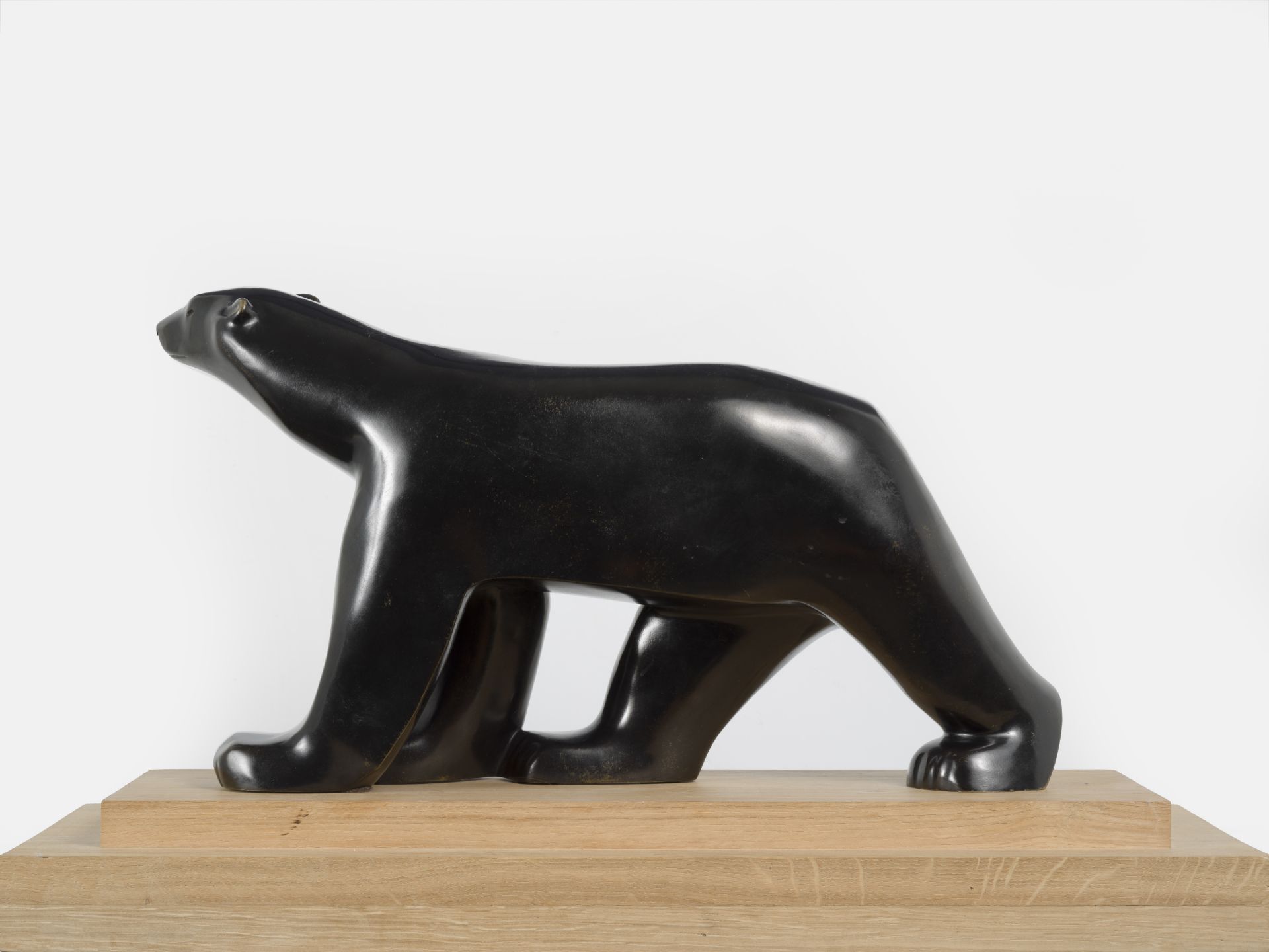 François POMPON (1874-1931) - Ours blanc, 1927 - Bronze patine noire nuancée d'or - [...] - Bild 2 aus 3