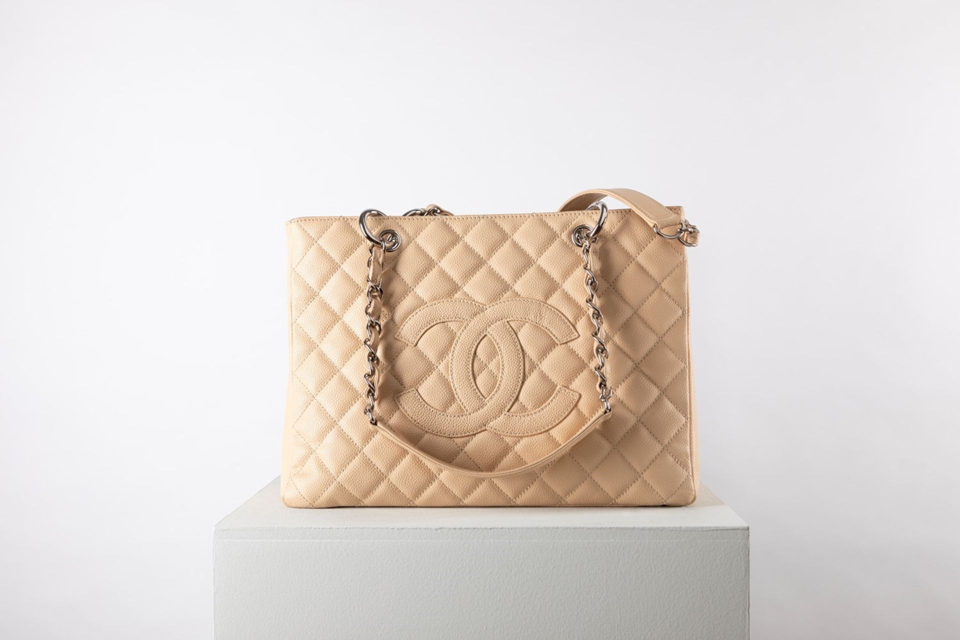 Chanel - Shopper Bag - Shopper Bag - Champagne colored quilted leather shoulder [...]
