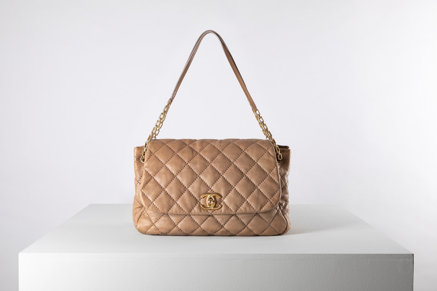 Chanel - Bag - Bag - Etoupe quilted leather shoulder strap bag, cm 35, with dustbag [...]