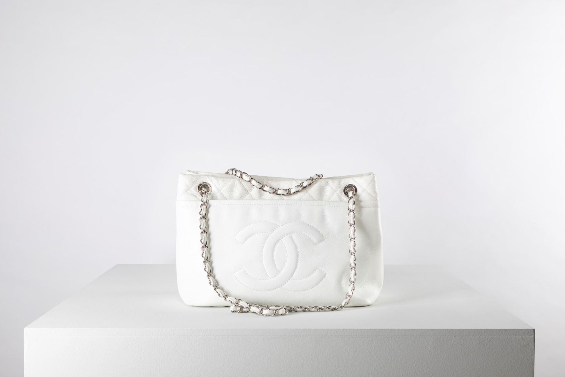 Chanel - Shopper Bag - Shopper Bag - Cream colored quilted leather shopper bag, [...]