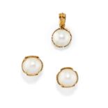 A 18K yellow gold and mabé pearl demi parure - A 18K yellow gold and mabé pearl [...]
