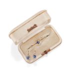 A 18K yellow gold, sapphire and diamond demi paure, 20th Century, with box - A 18K [...]