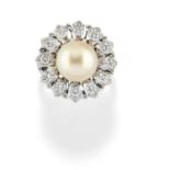 Mario Buccellati - A 18K white gold, cultured pearl and diamond ring - A 18K white [...]