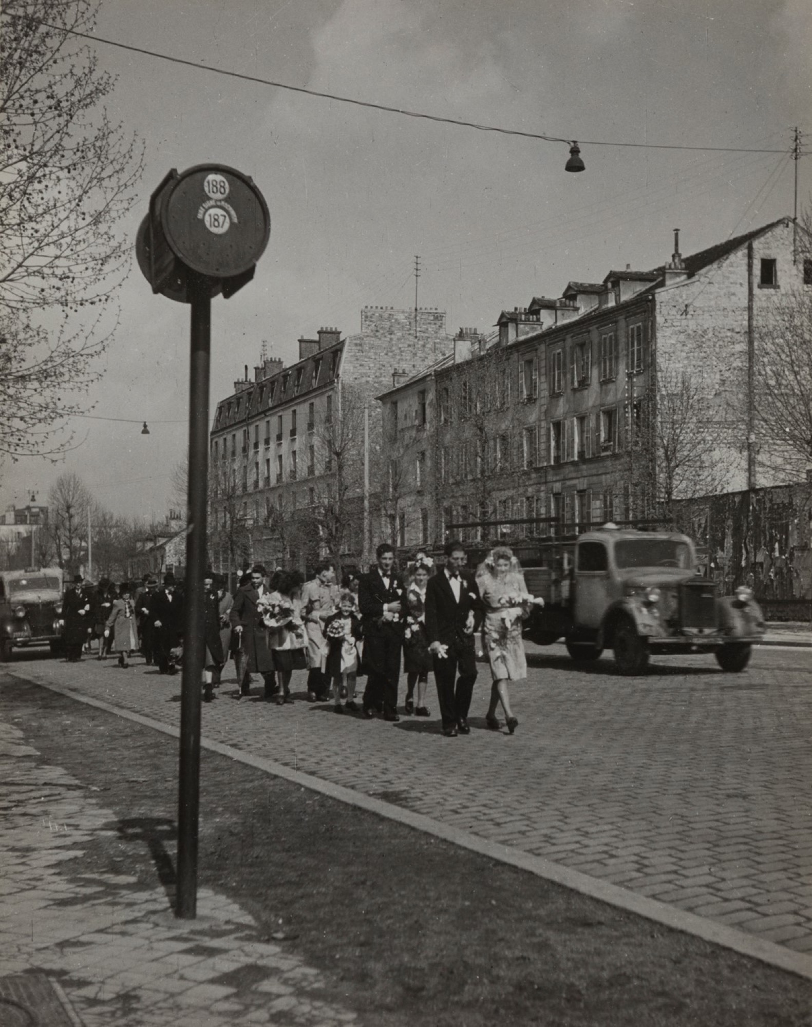 Robert Doisneau (1912-1994) - Untitled (Wedding procession), years 1950 - Vintage [...]