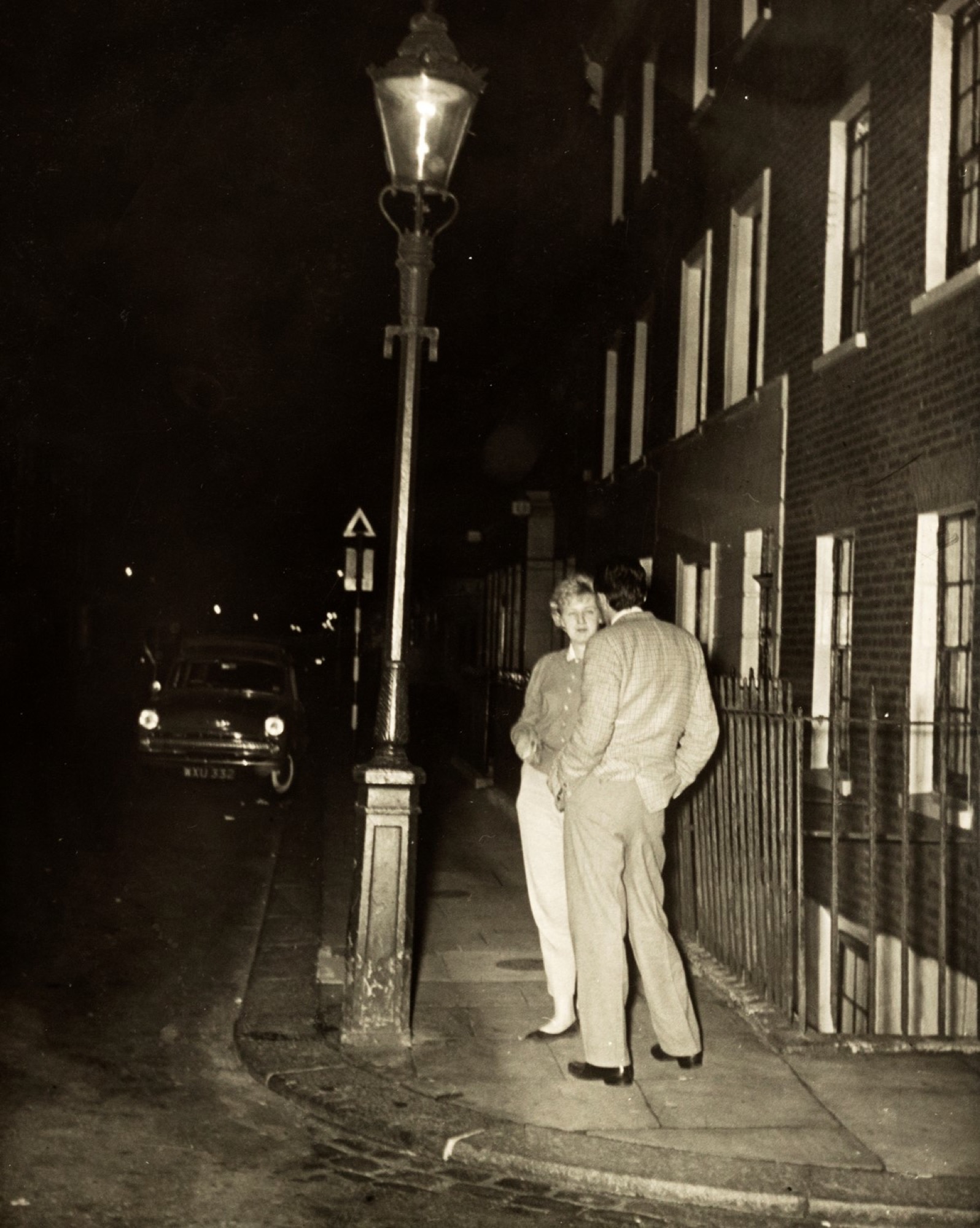 Anonimo - London Prostitution, 1954 - Two vintage gelatin silver prints - Each 9.9 x [...] - Image 2 of 3