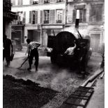 Louis Stettner (1922-2016) - Rue des Martyrs, Goudronage, 1951 - Gelatin silver [...]