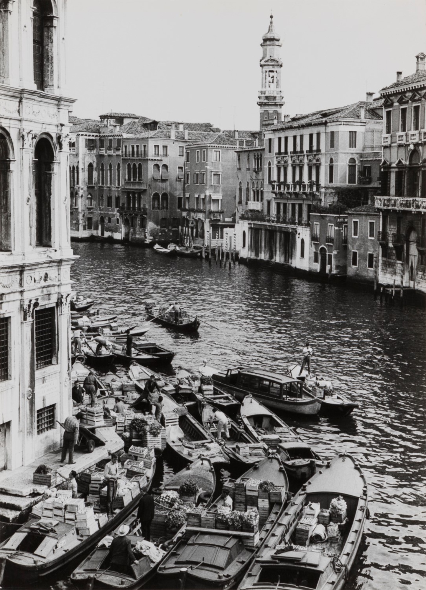 Gianni Berengo Gardin (1930) - Rialto, Venice, years 1960 - Vintage gelatin silver [...]