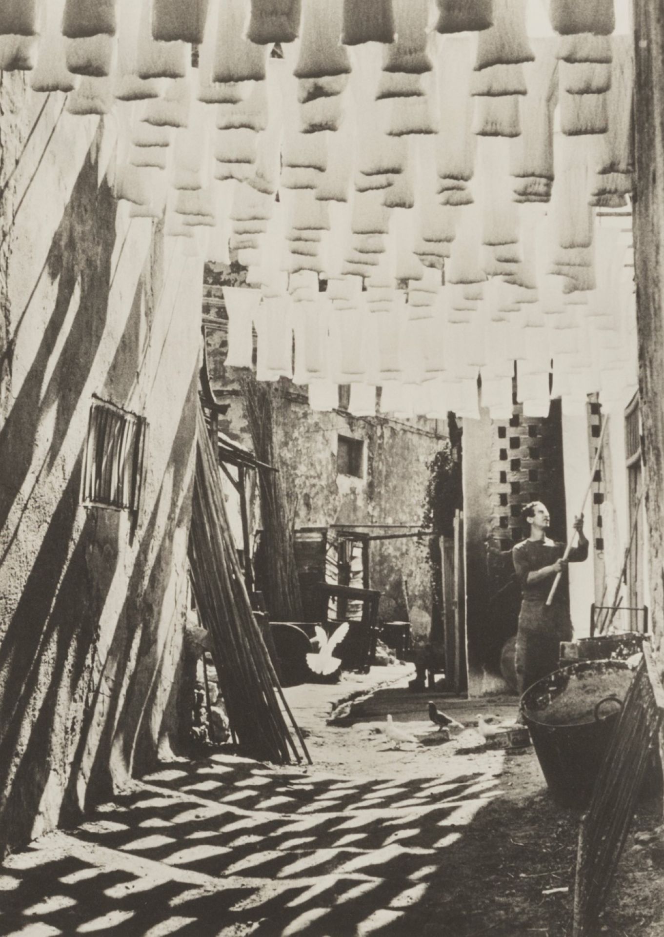 George Rodger (1908-1995) - Wool Suq in Tunis, 1958 - Platinum print, printed later [...]