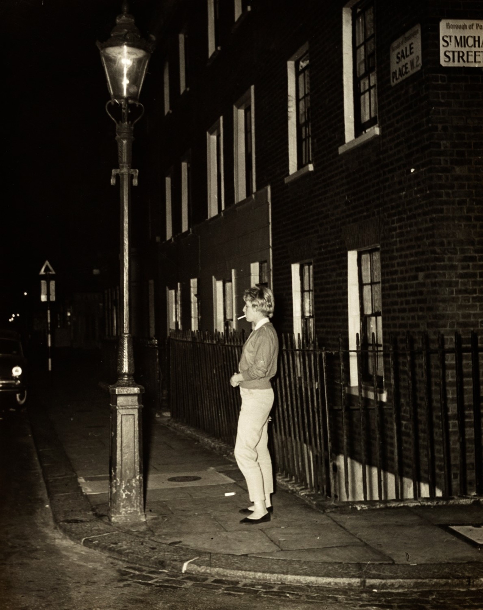 Anonimo - London Prostitution, 1954 - Two vintage gelatin silver prints - Each 9.9 x [...] - Image 3 of 3