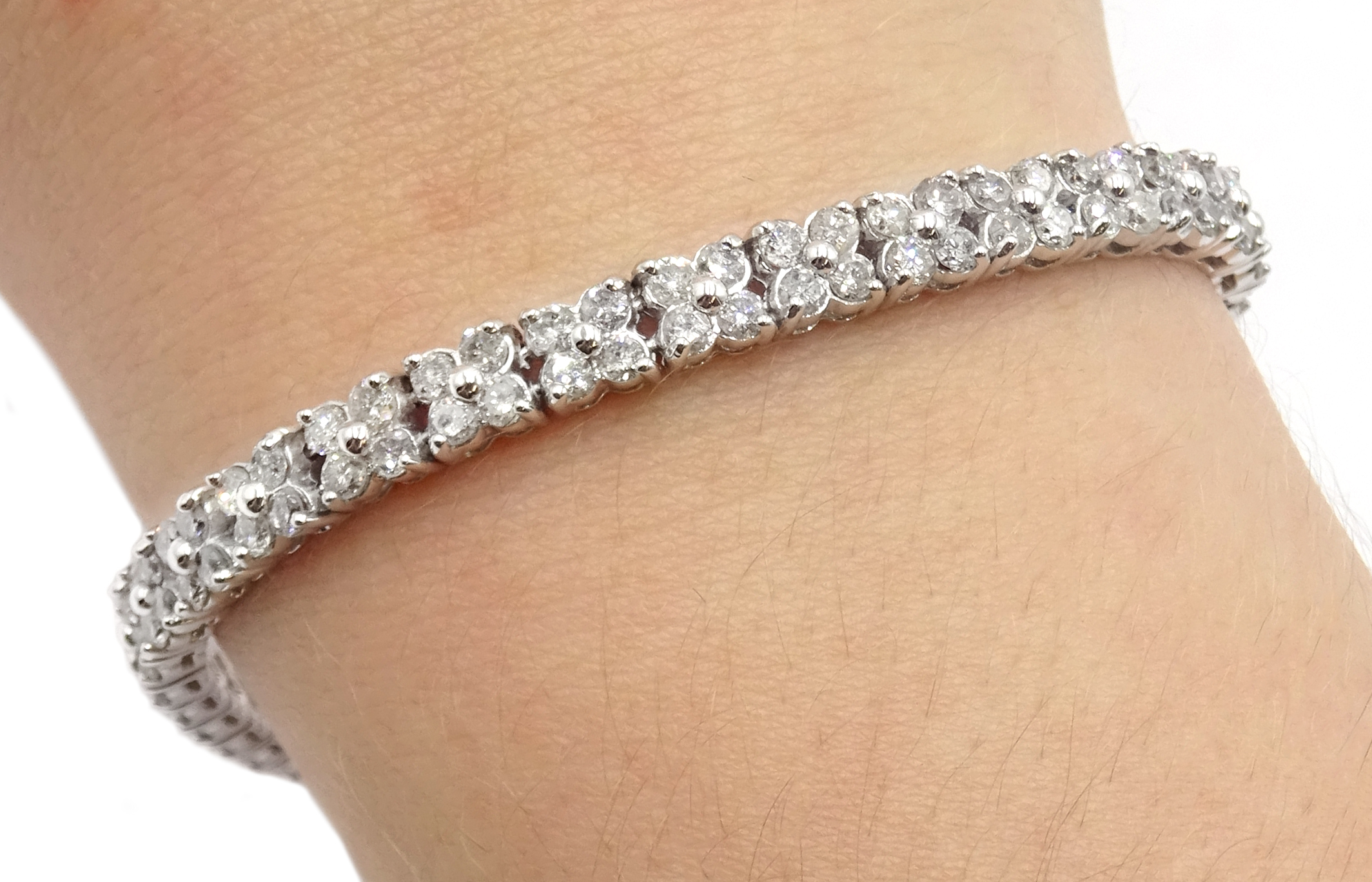 18ct white gold and diamond flower head style bracelet, round brilliant cut diamonds, diamond total - Image 2 of 6