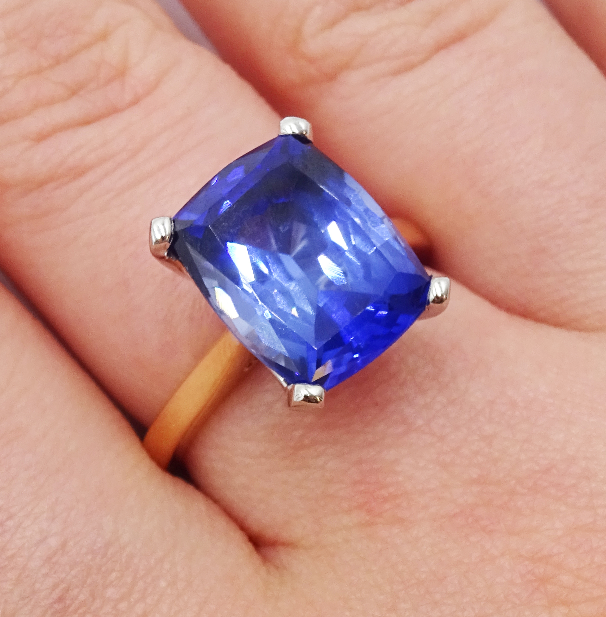 18ct gold and synthetic sapphire ring, sapphire total weight approx 7.40 carat - Image 5 of 7