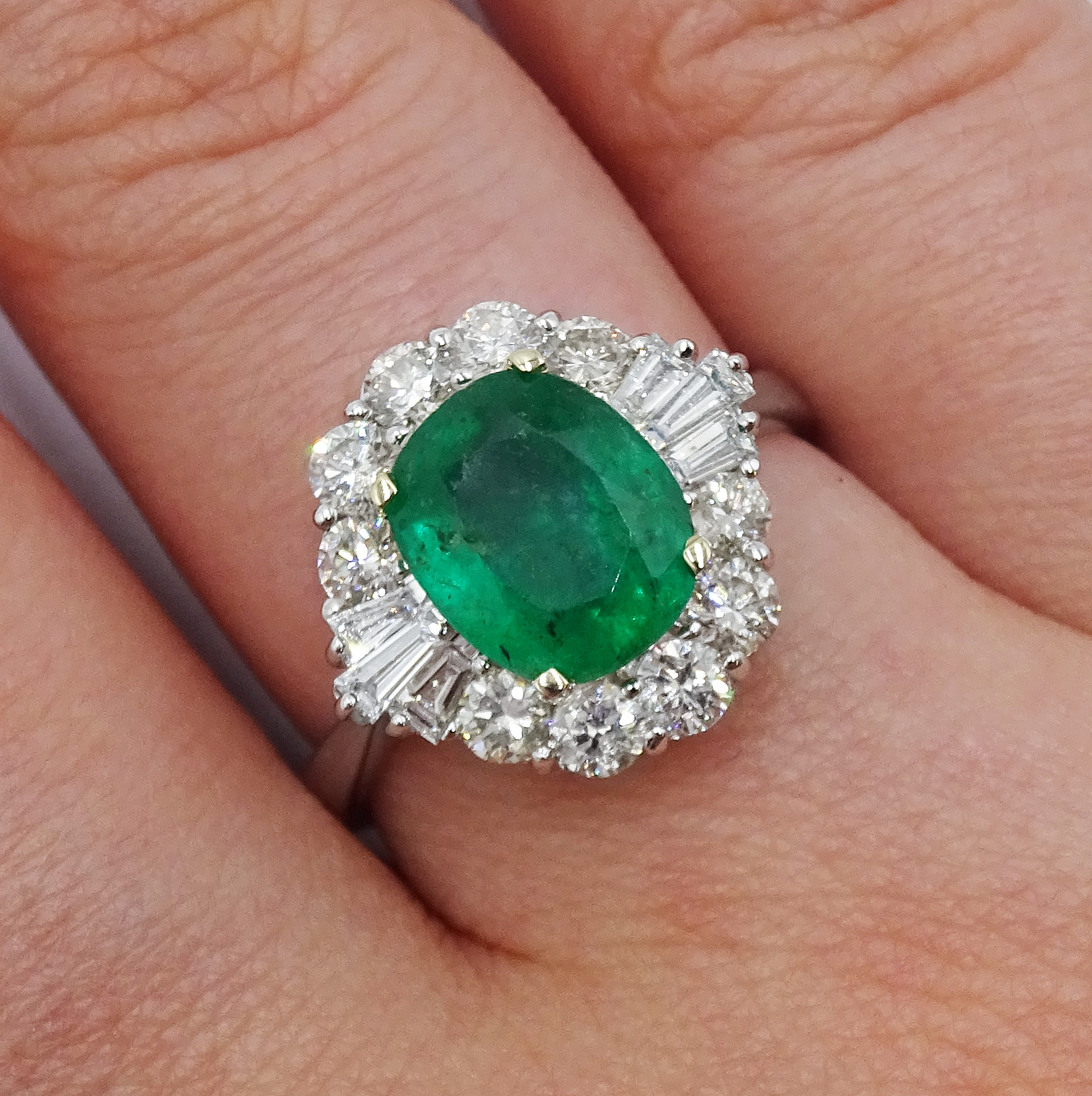 18ct white gold, emerald and diamond ring, set with a central oval shaped emerald, emerald total wei - Image 2 of 6