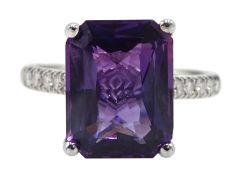 18ct gold, purple sapphire and diamond ring, sapphire total weight approx 5.45 carat