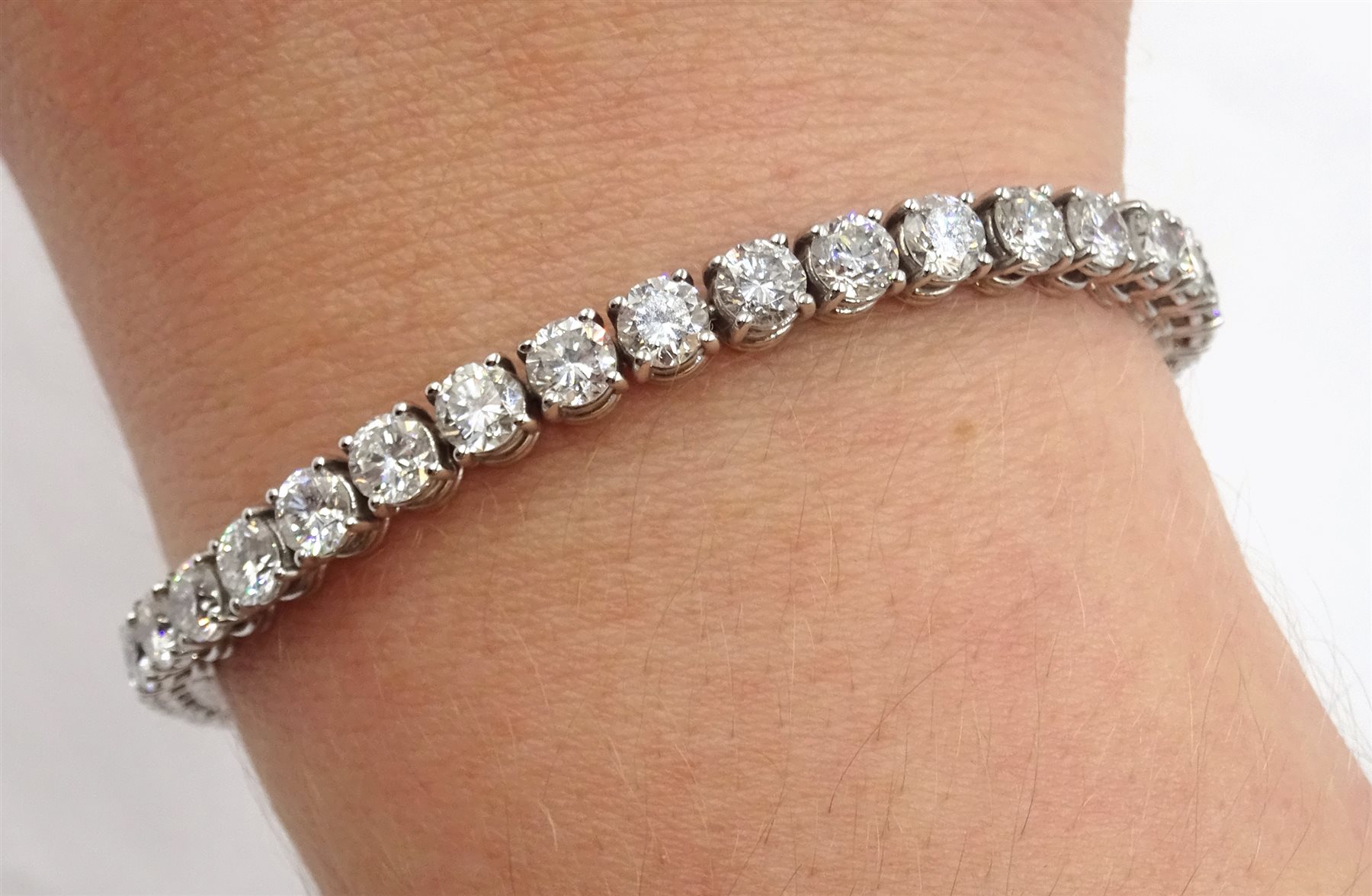 18ct white gold round brilliant cut diamond bracelet, hallmarked, total diamond weight 8.95 carat - Image 2 of 5