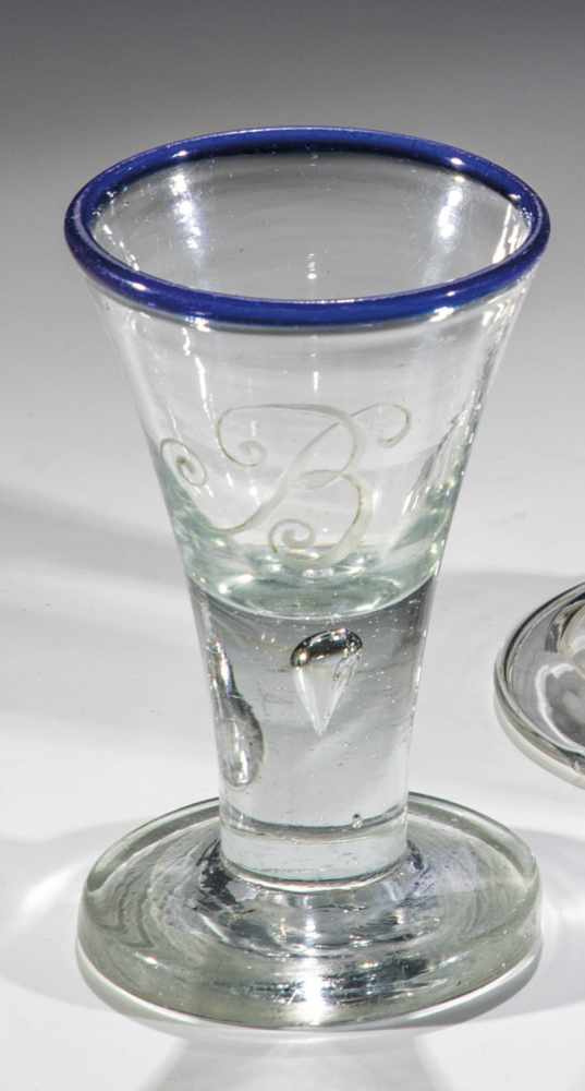 Schnapsglas mit Blaurand und Löwenmarke<