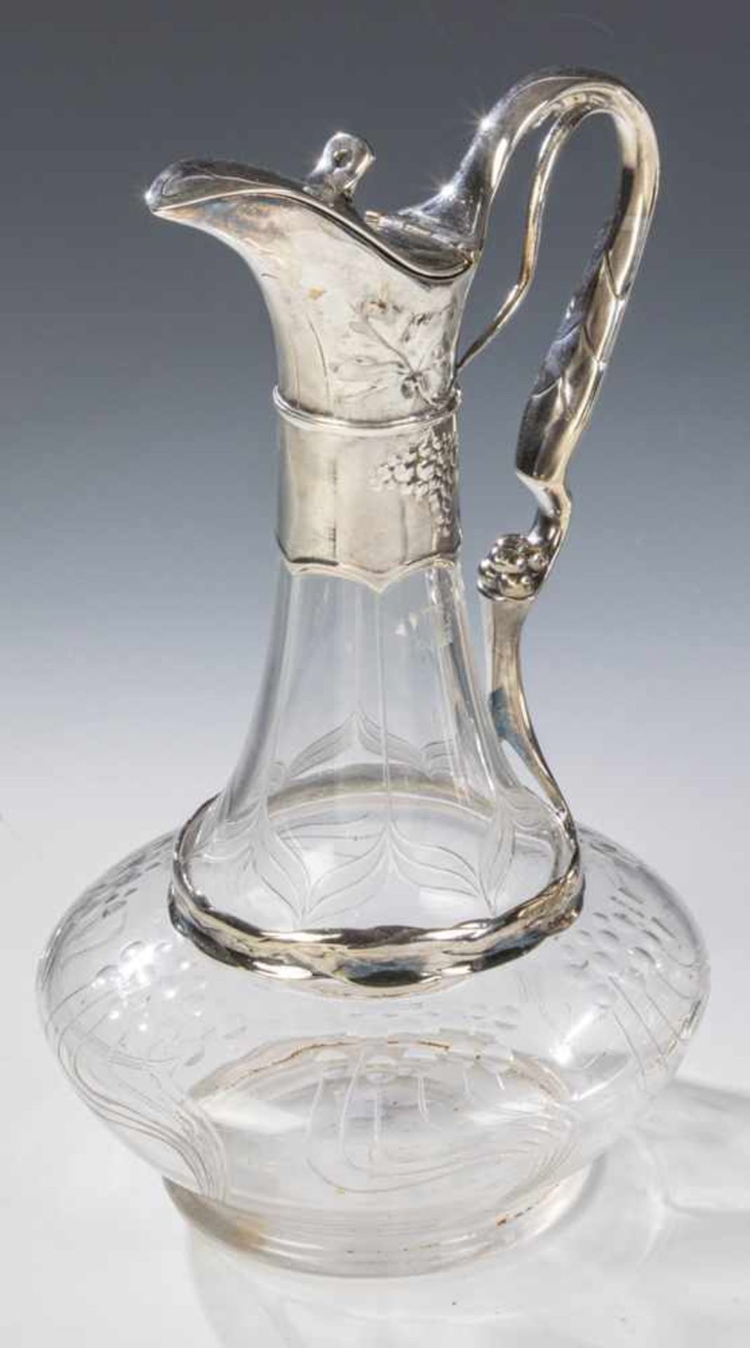 An art nouveau jug. Germany, Nürnberg, Osiris, circa 1910. Colourless glas with plated<