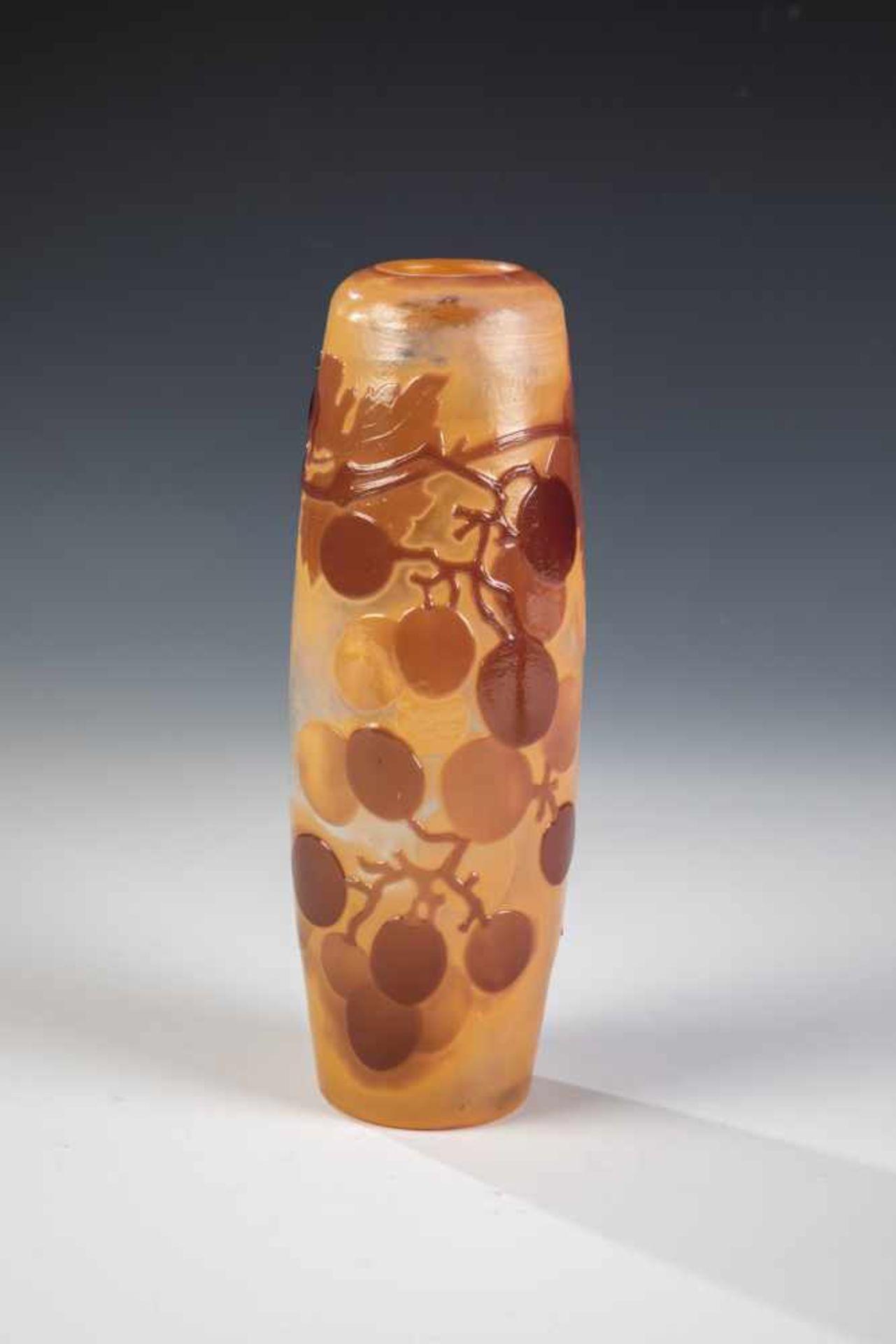 Vase mit wildem WeinEmile Gallé, Nancy, um 1900 Farbloses Glas, zweifach überfangen in Altrosa und