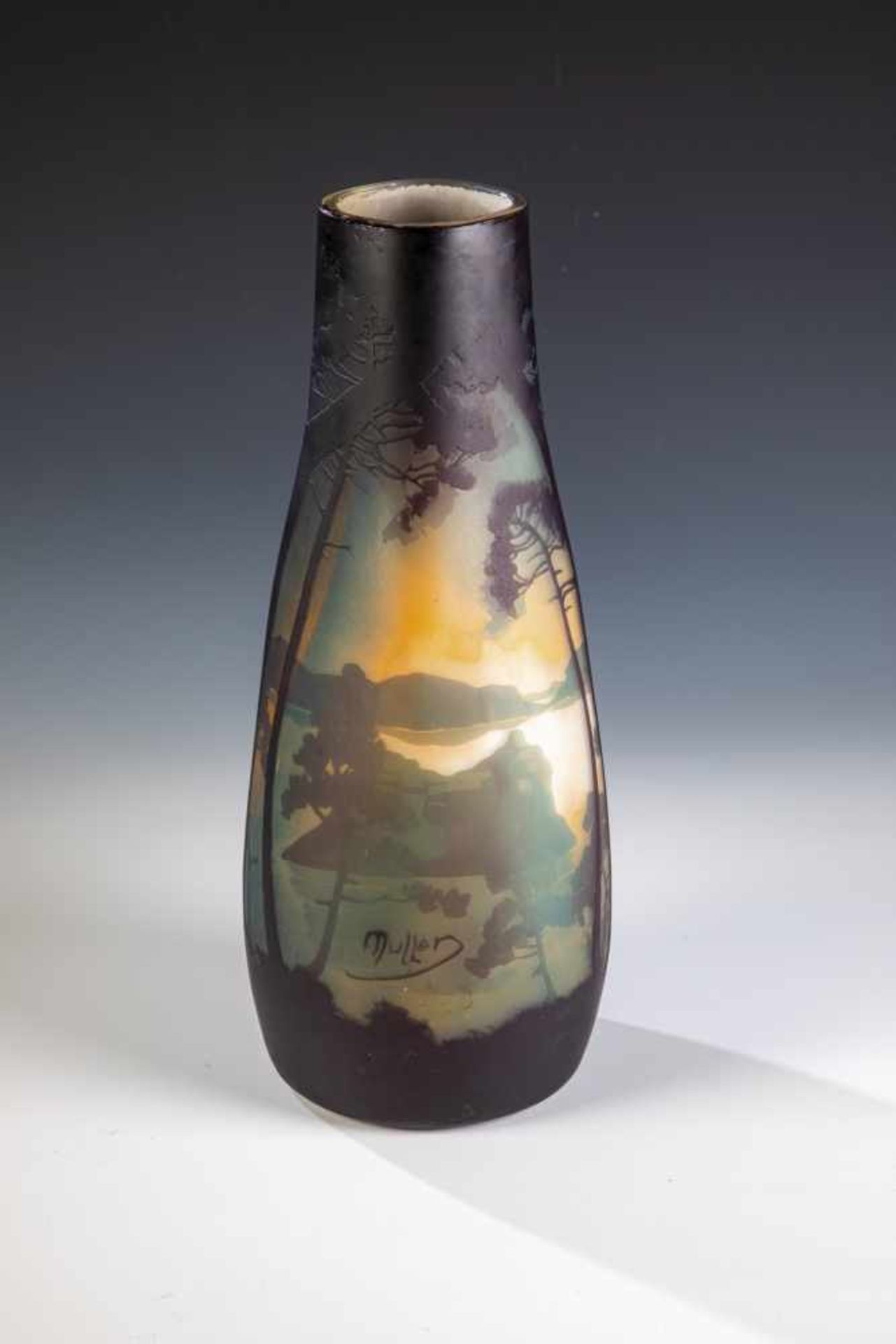 Vase mit SeelandschaftMuller Frères, Lunéville, um 1910 Farbloses Glas, dreifach überfangen in