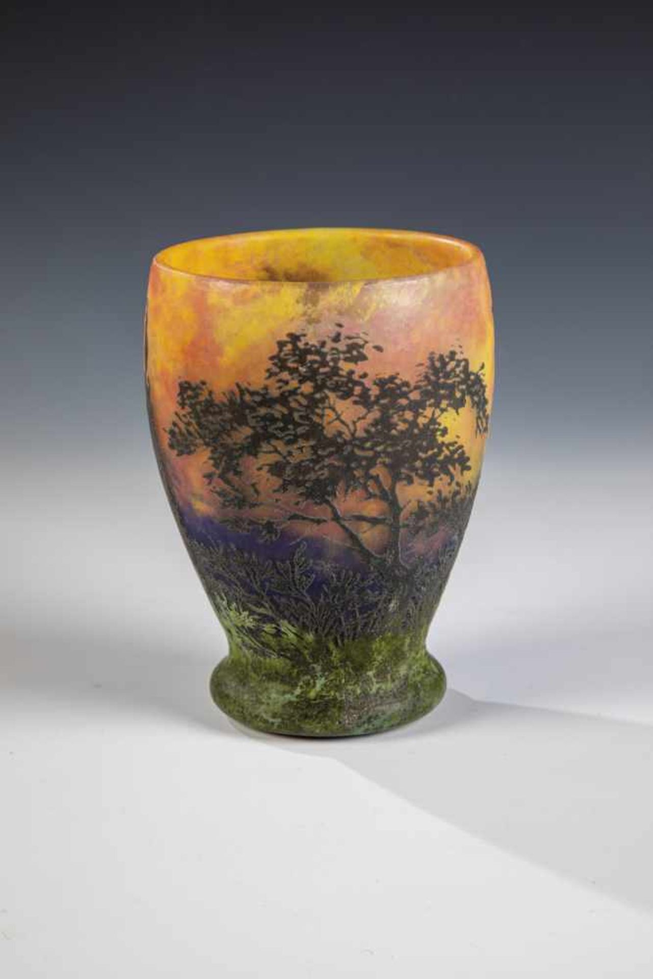 Vase mit BaumlandschaftDaum Frères, Nancy, um 1903 Farbloses Glas mit mehrfarbigem ein- und