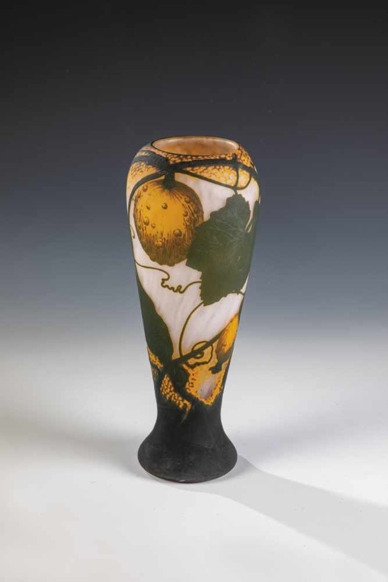 Vase mit KürbisfruchtDaum Frères, Nancy, um 1915 Farbloses Glas mit Pulvereinschmelzung in Violett