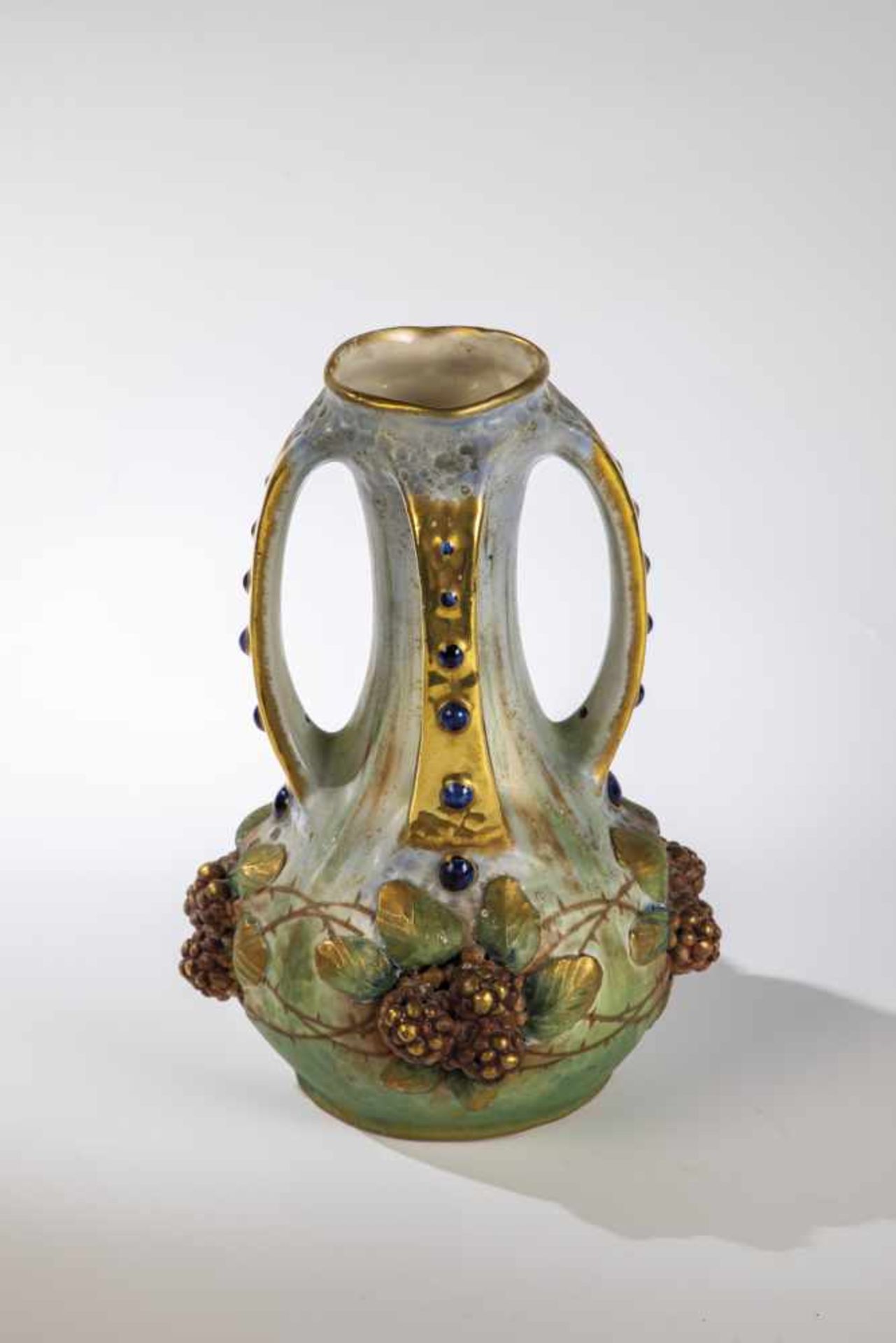 Zierhenkelvase mit Brombeeren"Amphora" - Werke, Riessner, Stellmacher & Kessel, Turn-Teplitz/