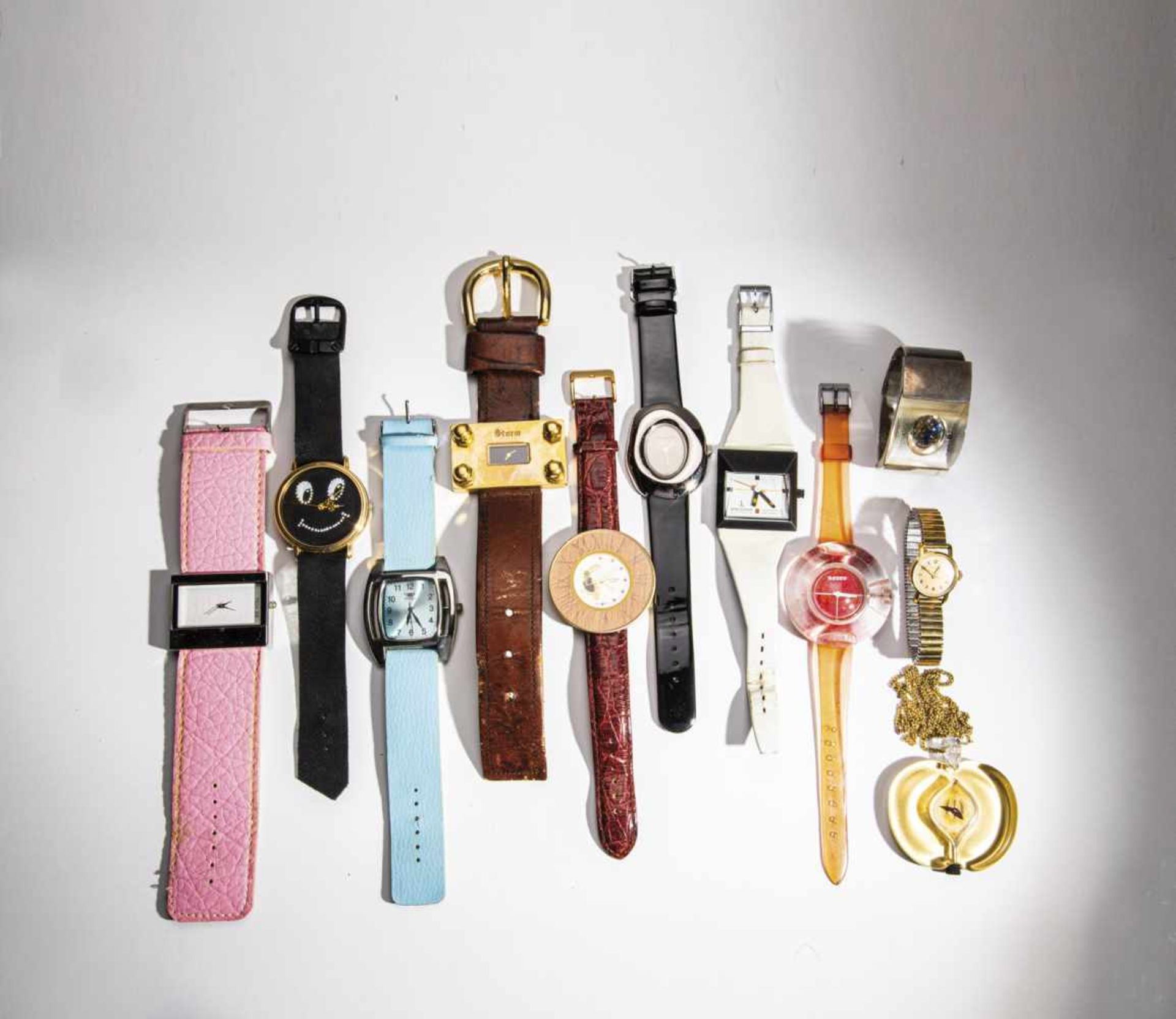 UhrenkonvolutZehn Armbanduhren aus unterschiedlichen Materialien, Werk und Ausführung sowie eine