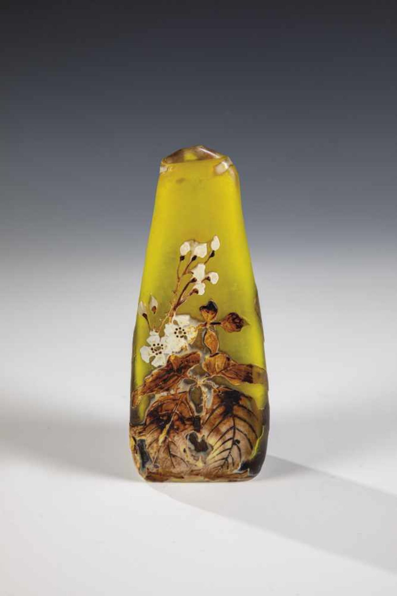 Kleine Vase mit BrombeerenMuller Frères, Lunéville, um 1920 Farbloses Glas, zitronengelb