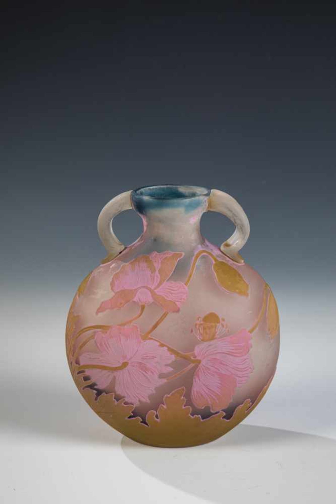 Zierhenkelvase mit MohnEmile Gallé, Nancy, 1904 -1906 Farbloses Glas mit blauem Teilunterfang,