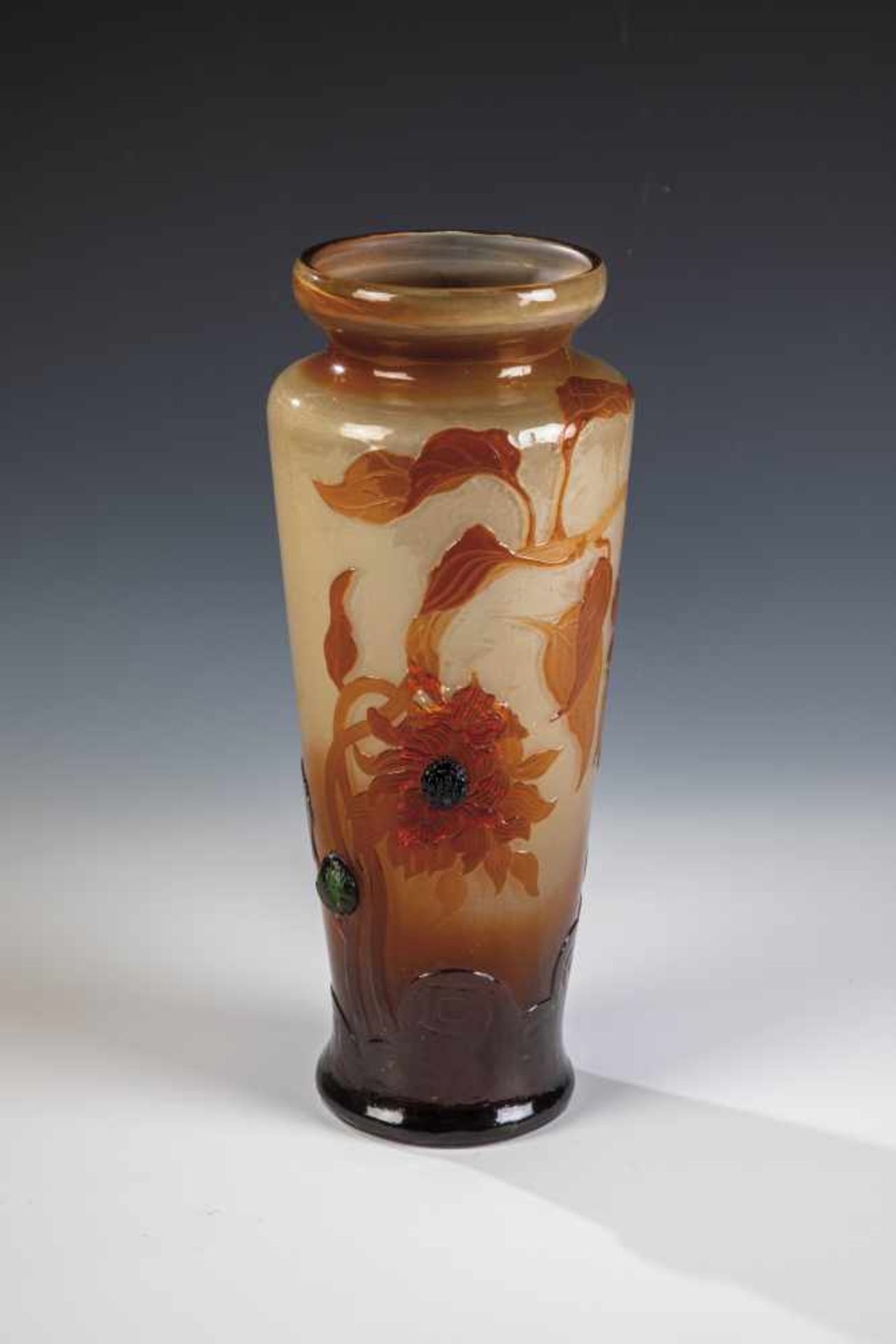 Vase mit SonnenblumenEmile Gallé, Nancy, um 1898 Farbloses, innen mattiertes Glas, orangebraun