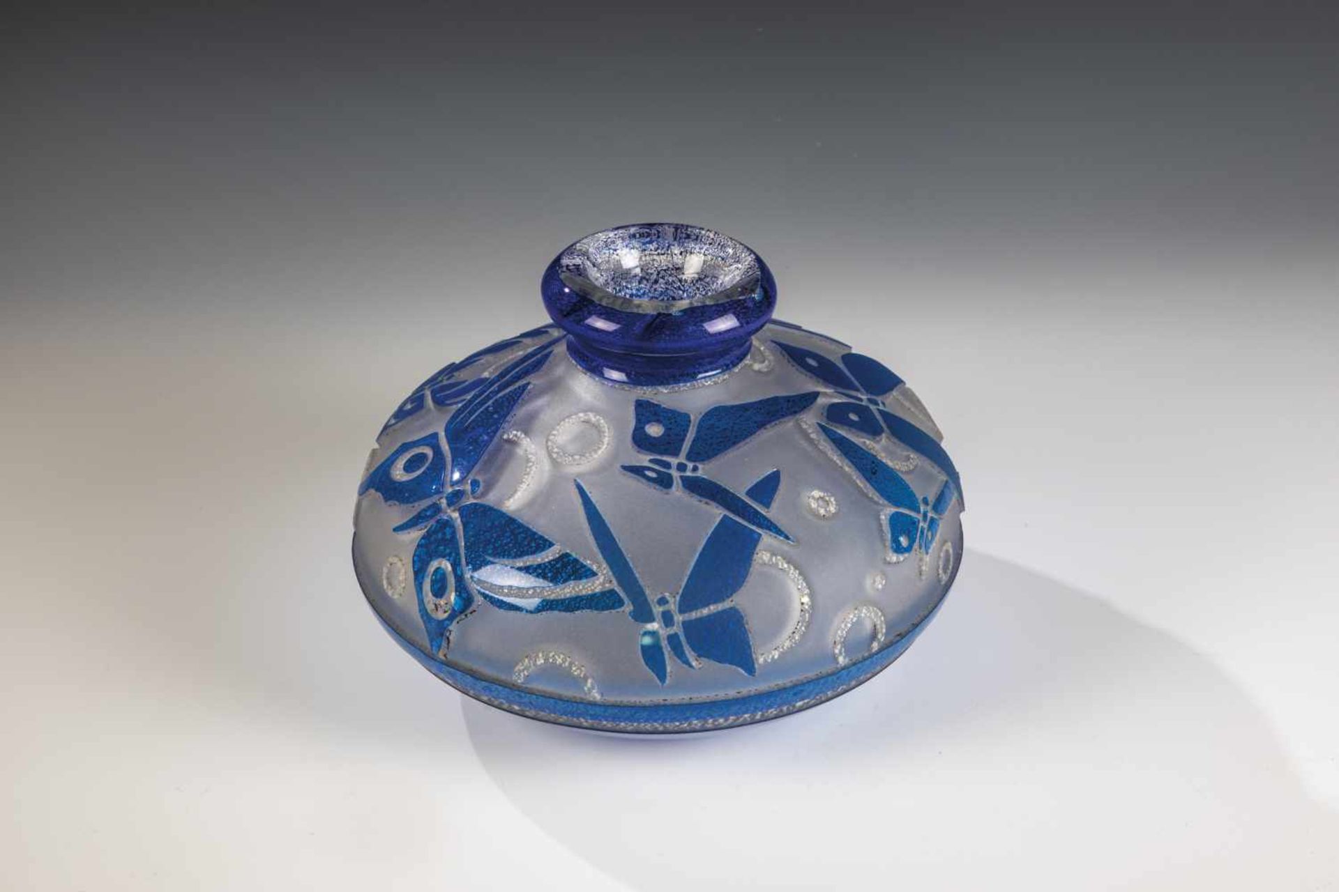 Vase mit SchmetterlingenMuller Frères, um 1923-1925 Farbloses Glas mit gerissener