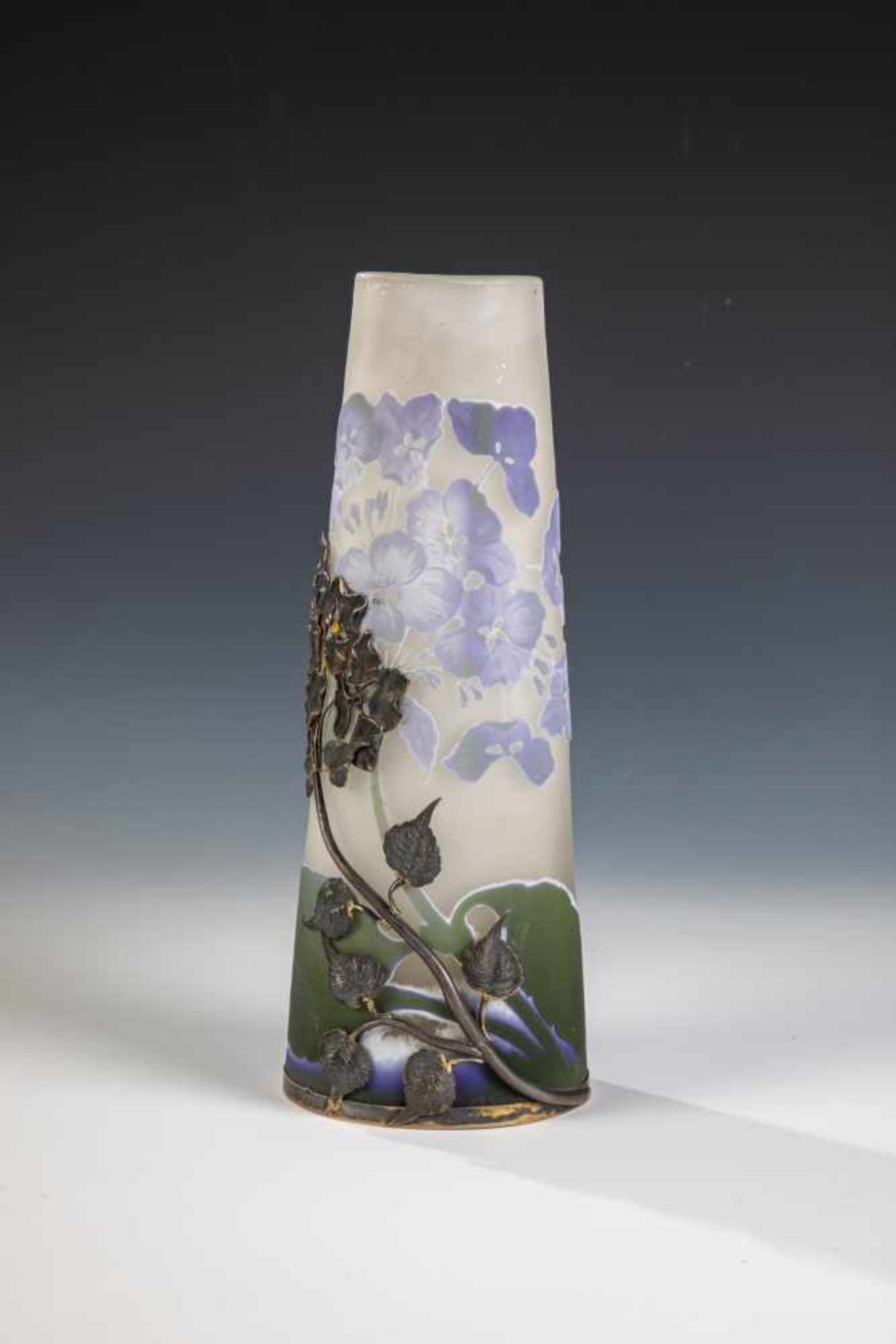 Vase mit Hortensie und SilbermontierungEmile Gallé, Nancy, 1904 - 1906 - Silbermontierung: