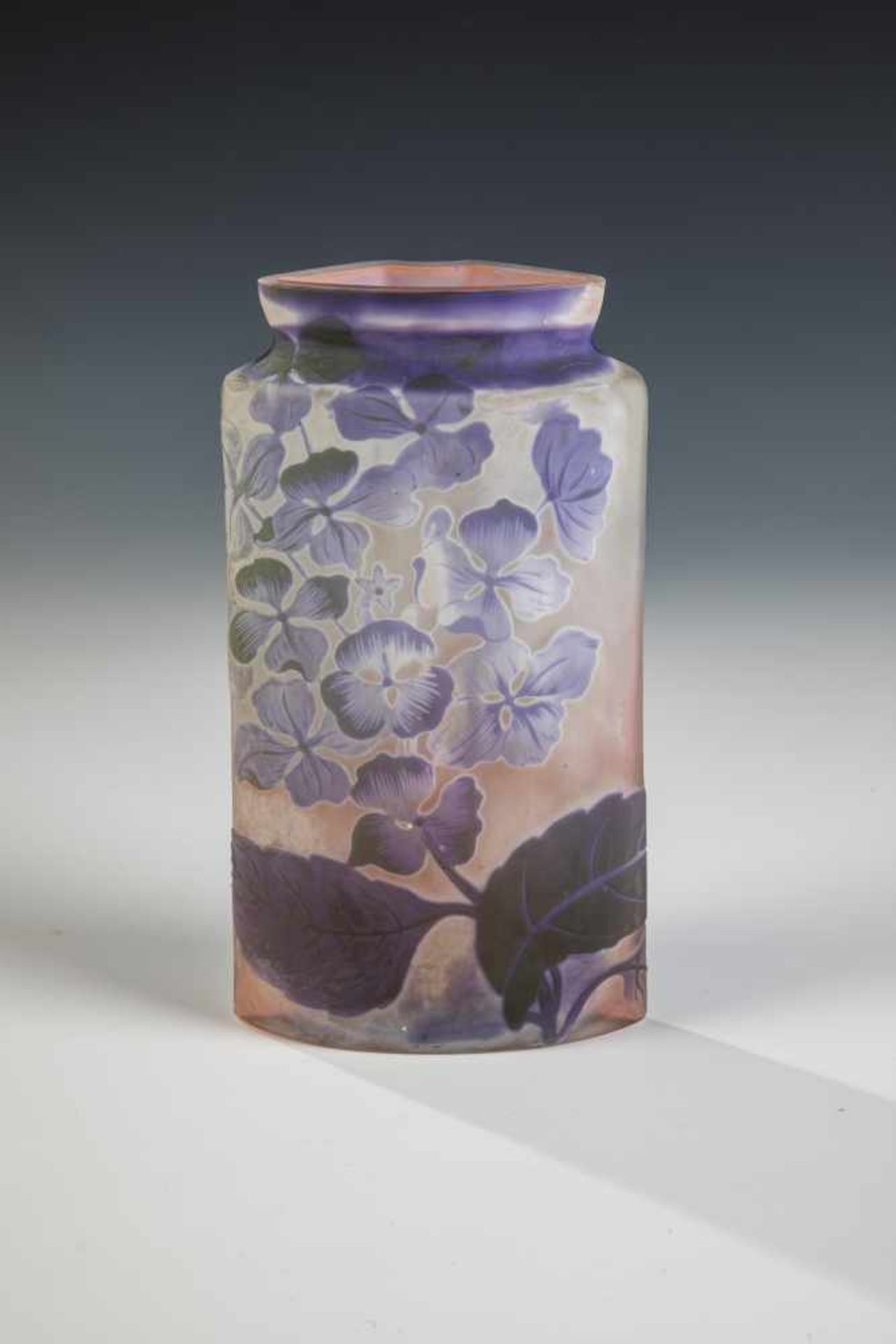 Vase mit HortensienEmile Gallé, Nancy, um 1900 - 1904 Farbloses Glas, rosafarbener Teilunterfang,