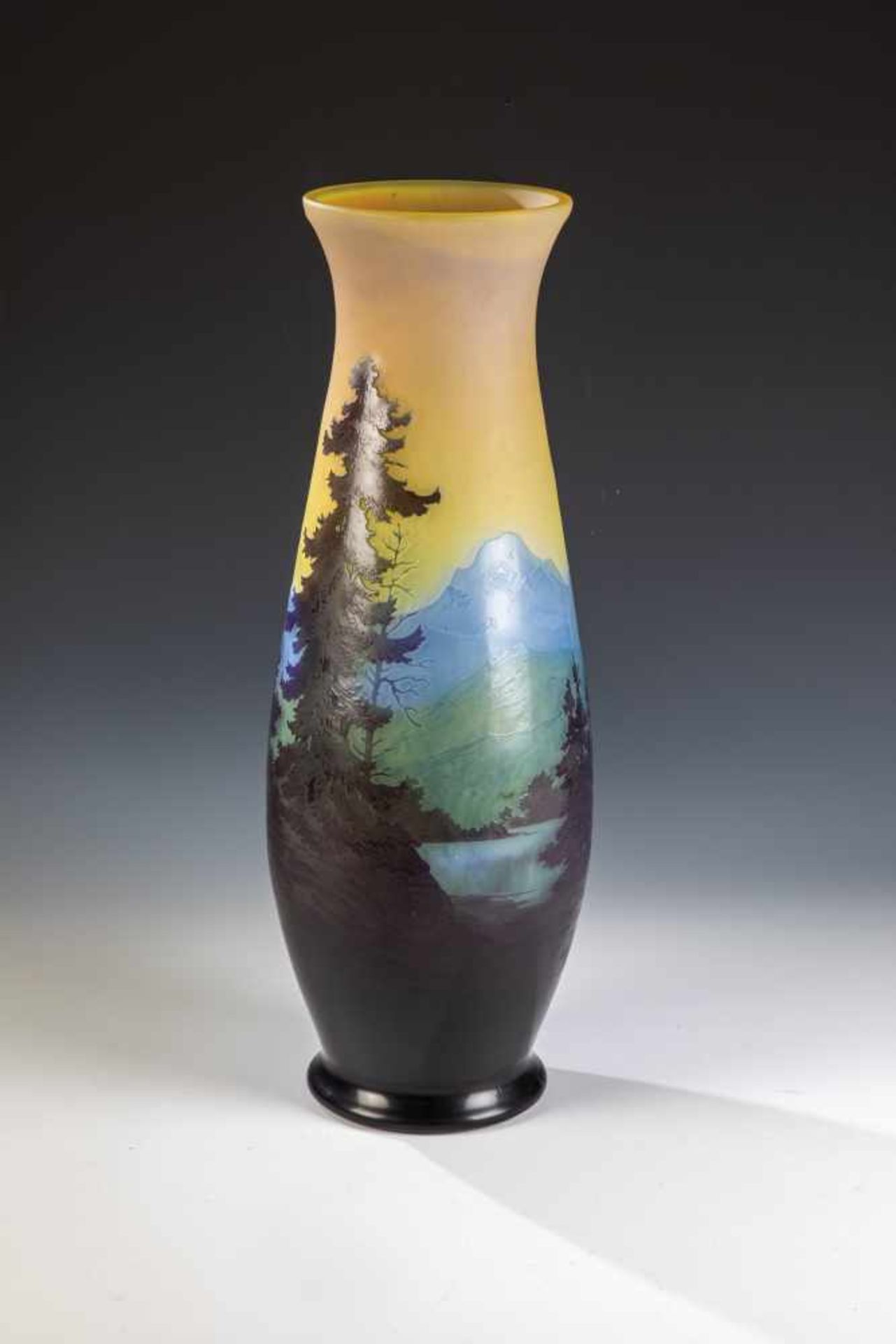 Große Vase mit GebirgslandschaftEmile Gallé, Nancy, um 1900 - 1904 Farbloses Glas, partiell Gelb