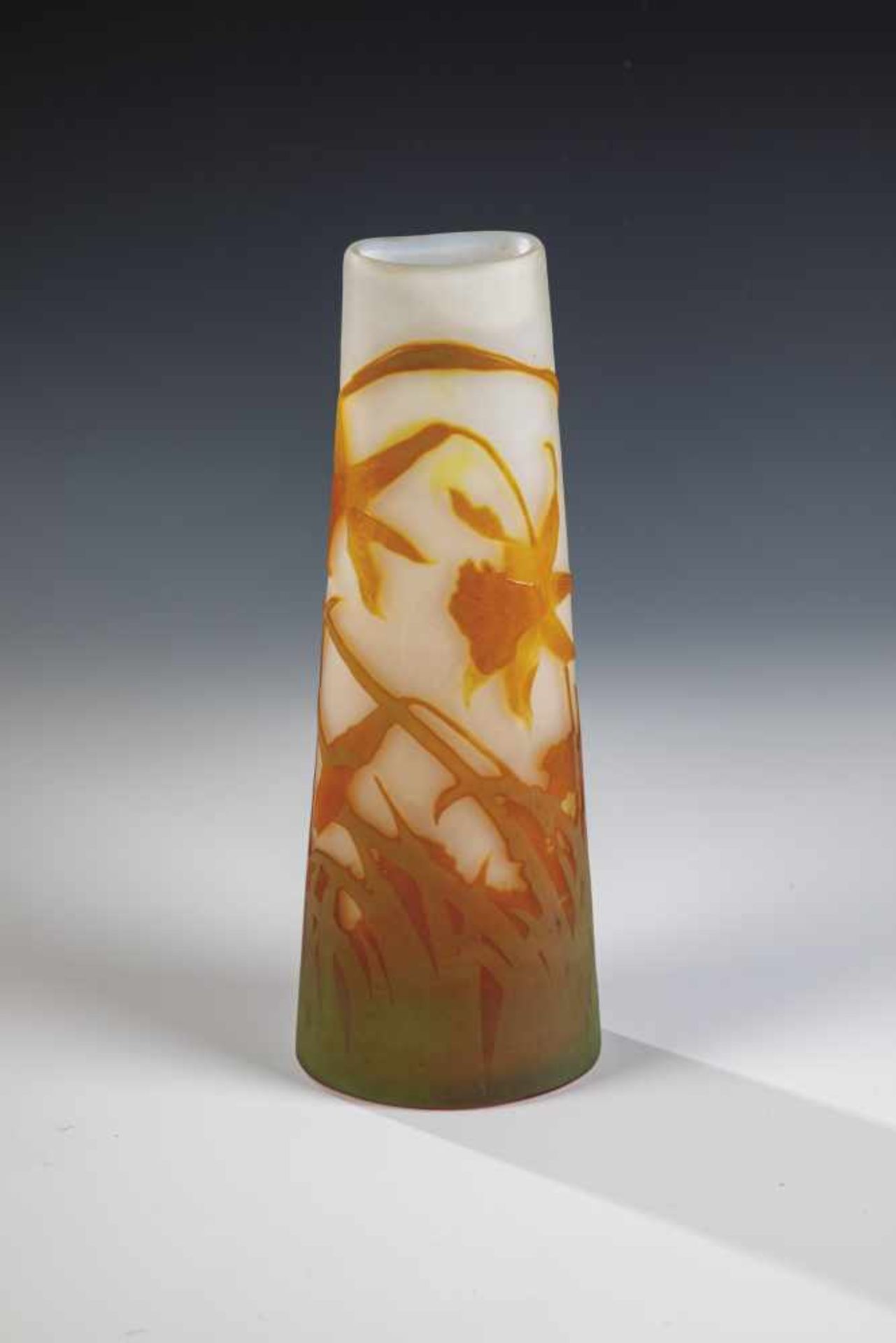 Vase mit NarzissenEmile Gallé, Nancy, 1904 - 1906 Farbloses Glas, mit Weißopal unterfangen, dreifach