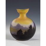 Vase mit GebirgsseelandschaftEmile Gallé, Nancy, 1906 - 1914 Farbloses Glas, partiell mit