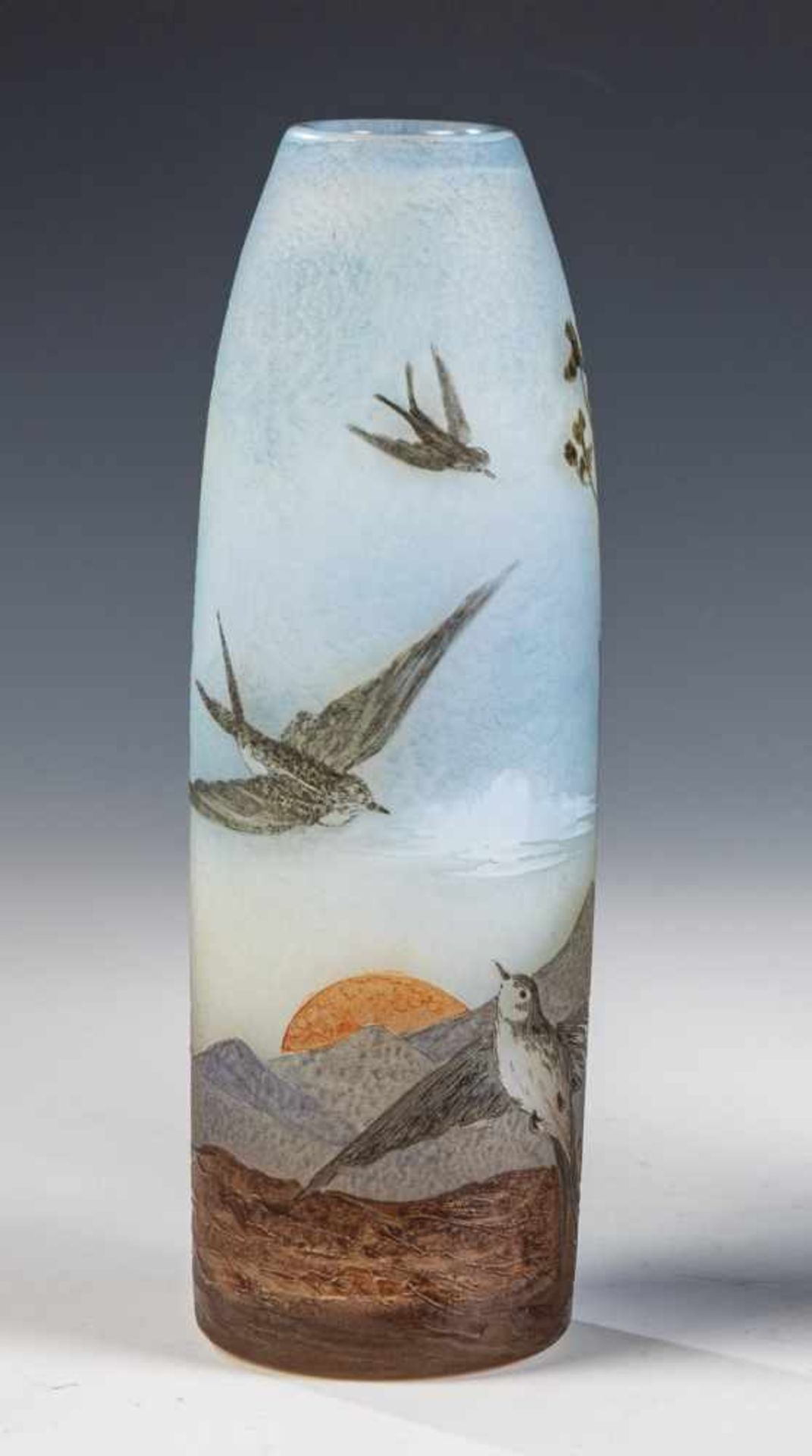 Vase mit SchwalbenMuller Frères, Lunéville, um 1920 Farbloses Glas, mit Teilunterfängen in