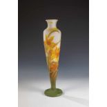 Große Vase mit NarzissenEmile Gallé, Nancy, 1904 - 1906 Farbloses Glas, mit Weißopal unterfangen,