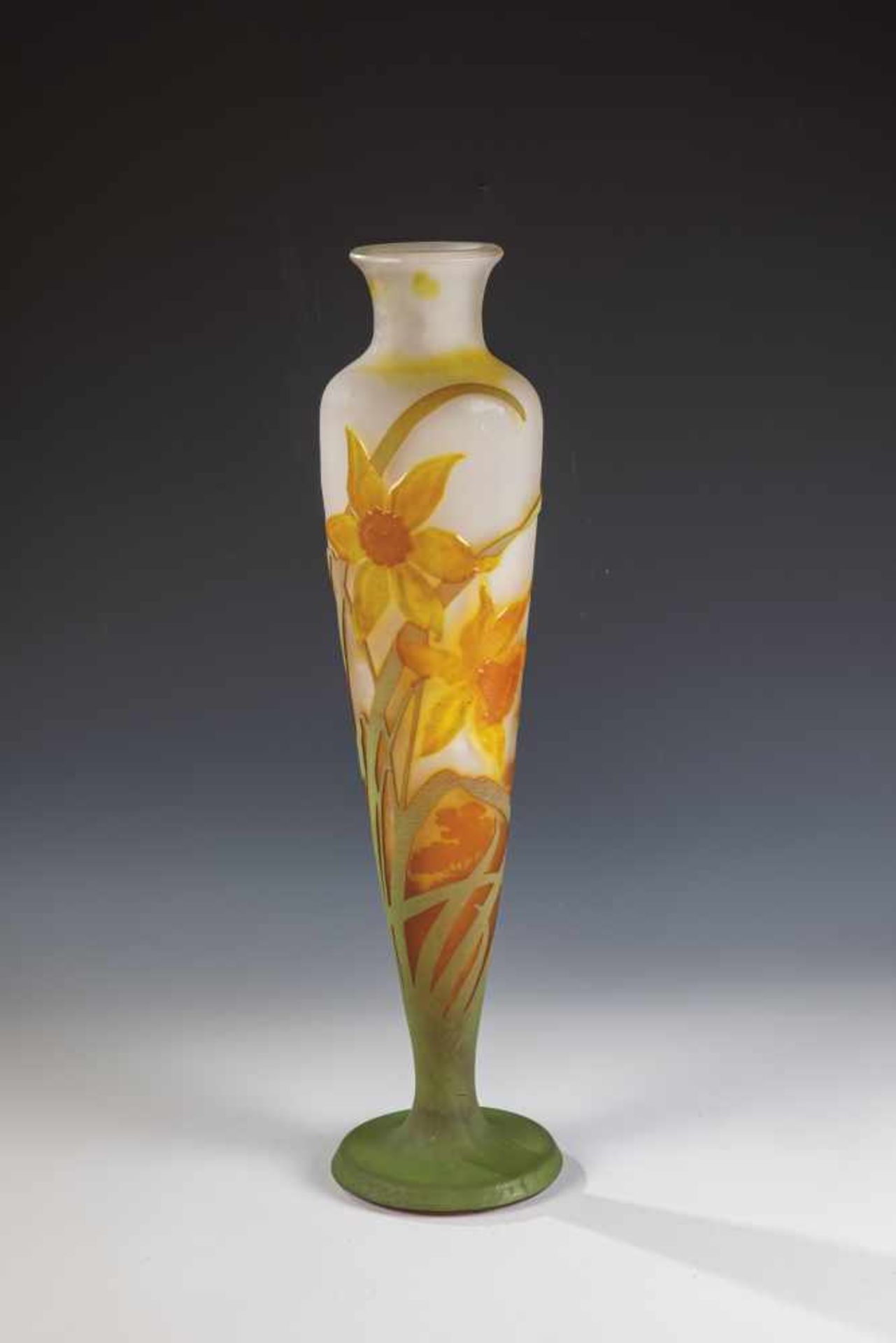 Große Vase mit NarzissenEmile Gallé, Nancy, 1904 - 1906 Farbloses Glas, mit Weißopal unterfangen,