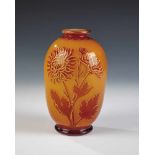 Vase mit Chrysantheme D. Christian & Sohn, Meisenthal, um 1899-1905 Farbloses Glas, mit Vase mit